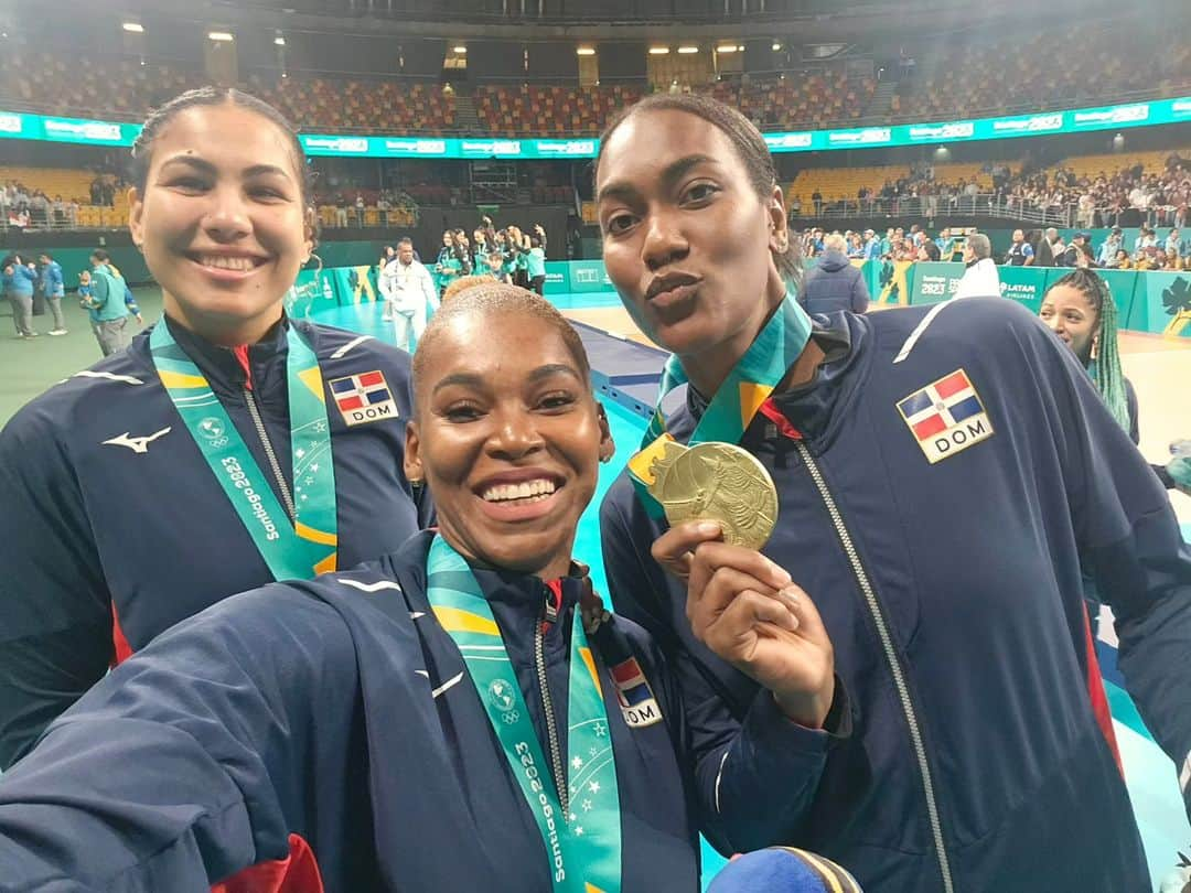 ベタニア・デラクルスさんのインスタグラム写真 - (ベタニア・デラクルスInstagram)「Lo hicimos otra vez🎉🎉 Medalla de Oro Panam 2023🥇 Agradecida por poder cerrar este año exitoso  bañados de oro - Por nuestro esfuerzo -Por la ayuda de Dios - Para nuestro país  -Por nuestro equipo -Por los sacrificios que hacemos  -Por todos los dominicanos que nos apoyan.  GRACIAS!! 🥇🎉 VIVA LA REPÚBLICA DOMINICANA 🇩🇴🇩🇴🇩🇴🇩🇴🇩🇴」10月28日 4時26分 - thebigbeth