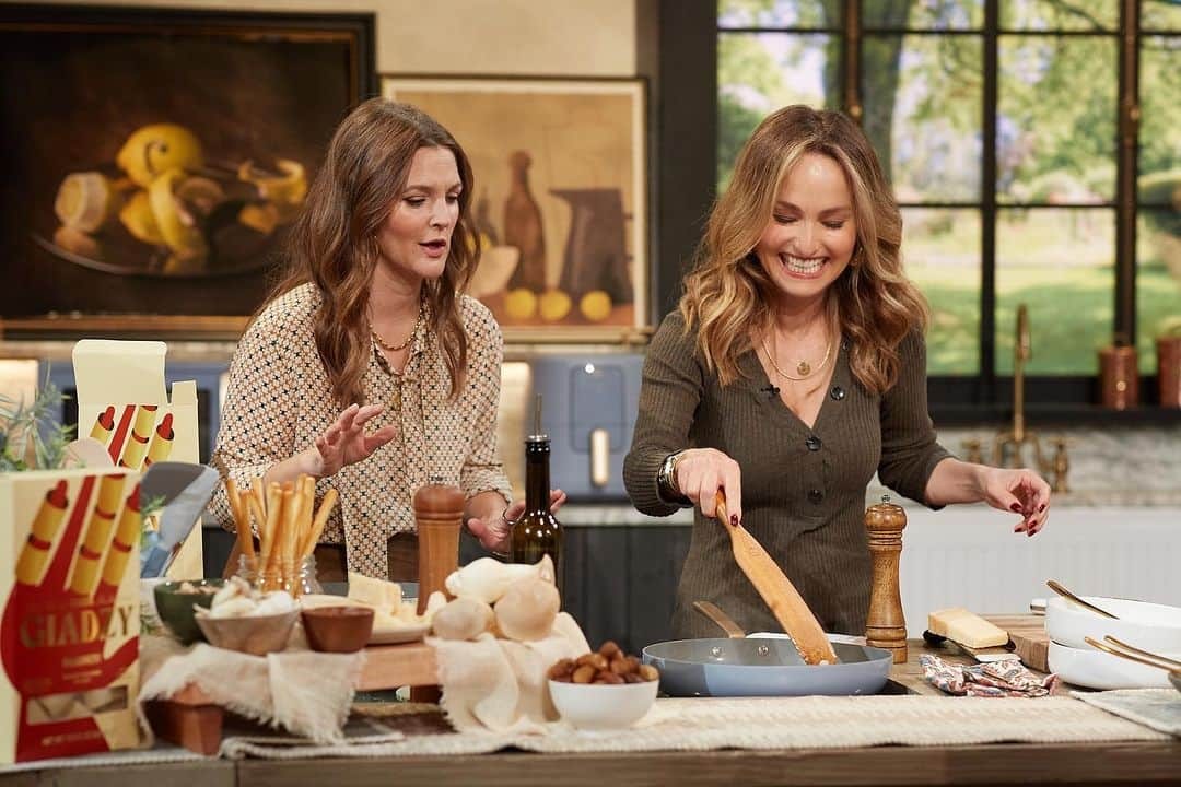 ジャーダ・デ・ラウレンティスのインスタグラム：「I met @drewbarrymore when we were both kids, and she’s always been the best 🥰   We chat about that first meeting, life, @thegiadzy pasta, and more on the #drewbarrymoreshow today   Love you Drew!」