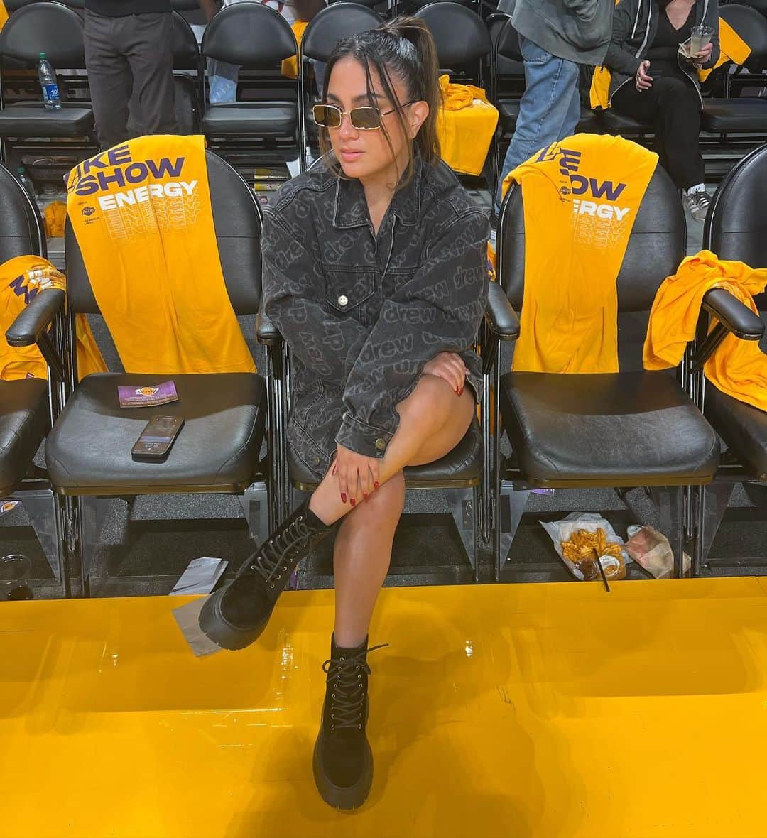 アリー・ブルックのインスタグラム：「Opening night with the @lakers on the hardwood」