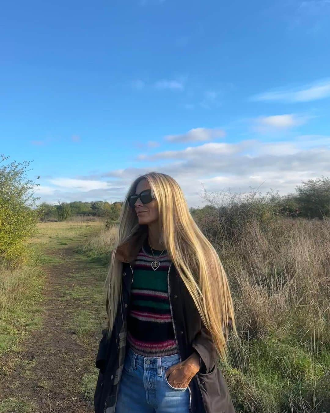 ローラ・ベイリーさんのインスタグラム写真 - (ローラ・ベイリーInstagram)「A walk in the sun with my son ~  Imagining the simple twist of fate, that keeps us safe.」10月28日 4時34分 - laurabaileylondon