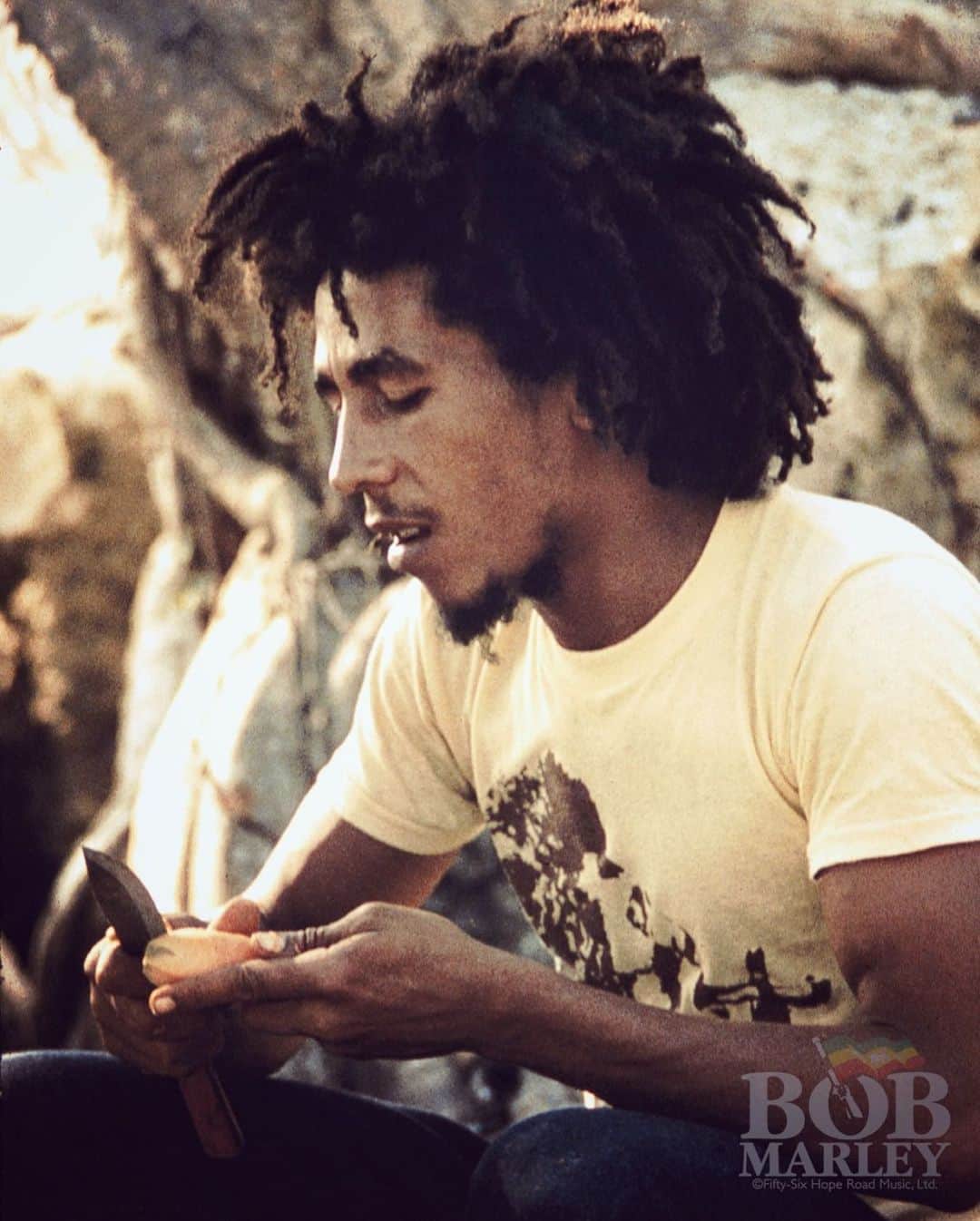 のインスタグラム：「“I come from country, and country is always good. You grow everything. You don’t really have to go out there and kill yourself to get a place or have money, you can eat and bathe and make clothes and build your own house, but in a strange land you can’t find a place or settle down to find a way to leave. The best way out is to organize and leave.” #bobmarley  📷 by #LeeJaffe ©️ Fifty-Six Hope Road Music Ltd.」