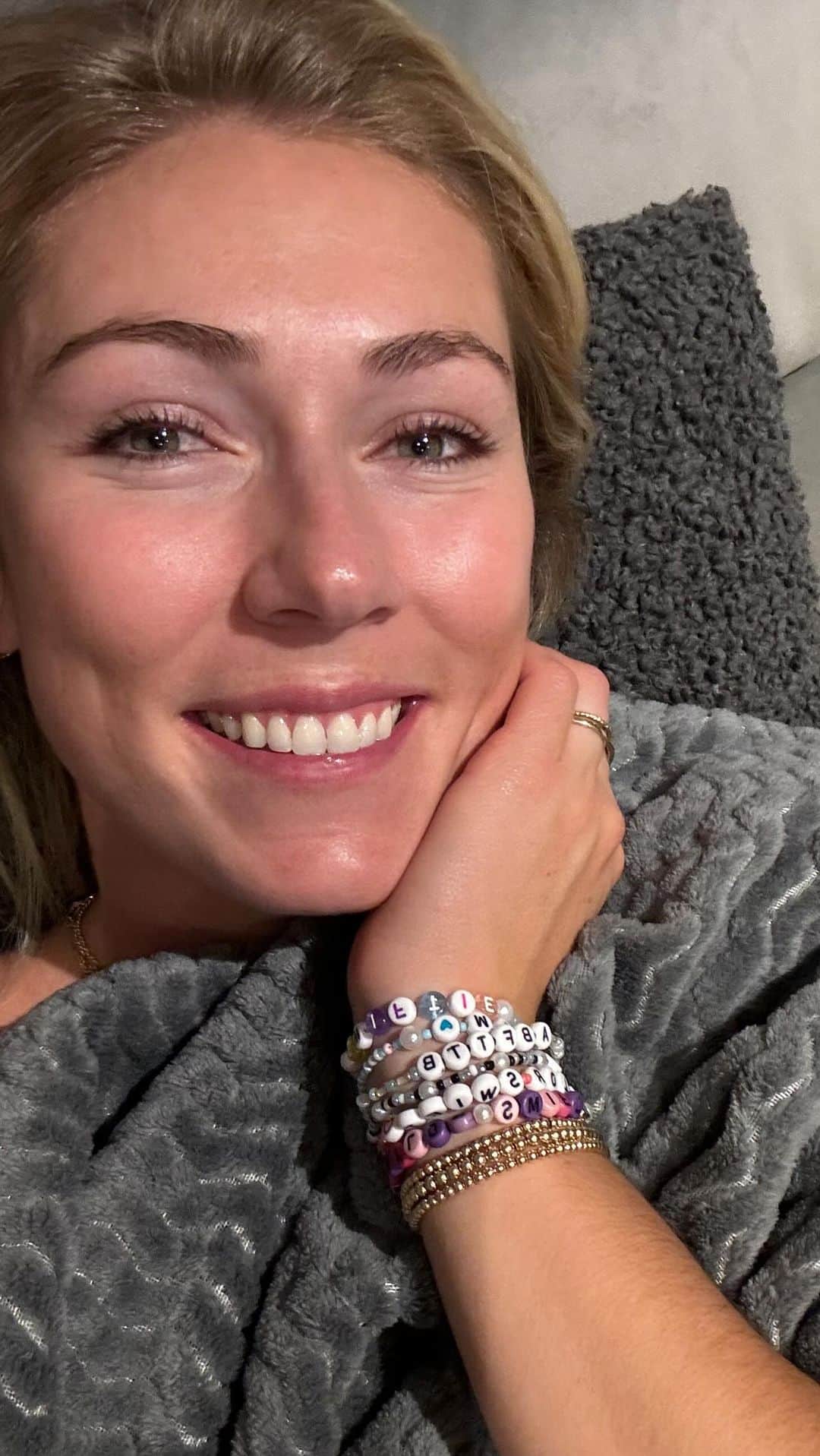 ミカエラ・シフリンのインスタグラム：「Thank you to the fans for bringing the energy at bib draw tonight and especially to the ladies for sharing their friendship bracelets with meee to celebrate 1989 Taylor’s Version AND the start of our race season! 🥴🙃🥳🤯☺️  You can watch all of the action this weekend (and for every Austrian @fisalpine World Cup race) on @peacock - *both live and on demand*. This weekend there will even be commentary (featuring Picabo Street!). Super excited to kick off the season with my teammates after a solid training block with this crew. Shoutout to the sister duo of Mary and Elisabeth for their first WC start this weekend!   🇺🇸 Starters: Me - bib 3 @paulamoltzan - 8 @ajhurti - 39 @marybocock - 44 @elisabethbocock -47 @stella.johansson - 52  HOW TO WATCH:  First run - 4am ET / Second run - 7am ET on Peacock 🦚   Happy #1989TaylorsVersion Day!!🙃 #stifelusskiteam」