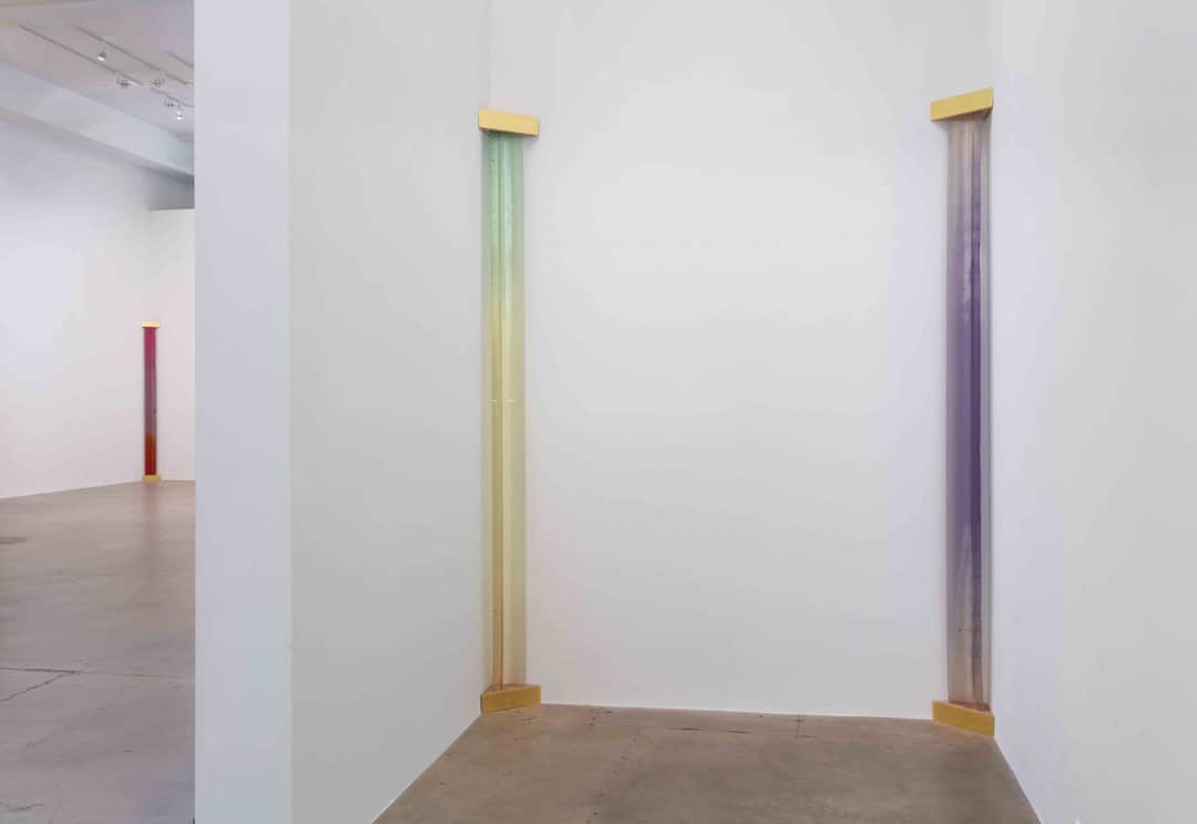 Flaunt Magazineのインスタグラム：「Joe Ray for Issue 189, Besties! ​​​​​​​​ ​​​​​​​​ Joe Ray’s ‘Fifteen Columns,’ at LA’s @DianeRosenstein Gallery consists of a singular painting accompanied by installations of resin sculptures, extolling the artist’s connection between organic influences and inorganic materials.   At around eight feet and with a smooth prismatic exterior, the notion of the piece partially emerged from a lack of space within the artist’s home. ​​​​​​​​ ​​​​​​​​ On ‘Fifteen Columns,’ Joe Ray says, “My wife and I are so eclectic in relation to things that we really like. I mean, we don’t have junk around, but I was joking one day that we’re gonna have to start using the corners since we don’t have any more space. That prompted my idea of working with the spaces, the corners in the gallery. The shape is the [same] shape that I started to cast in the mid-to-late 60s.” ​​​​​​​​ Read the full feature on flaunt.com! ​​​​​​​​ ​​​​​​​​ Featured: Joe Ray. Installation View Of Joe Ray: Fifteen Columns, Courtesy Of The Artist And Diane Rosenstein Gallery, Photo By Robert Wedemeyer. ​​​​​​​​ ​​​​​​​​ Written by @JvliaSmith​​​​​​​​ ​​​​​​​​ #FlauntMagazine #BestiesIssue #JoeRay」