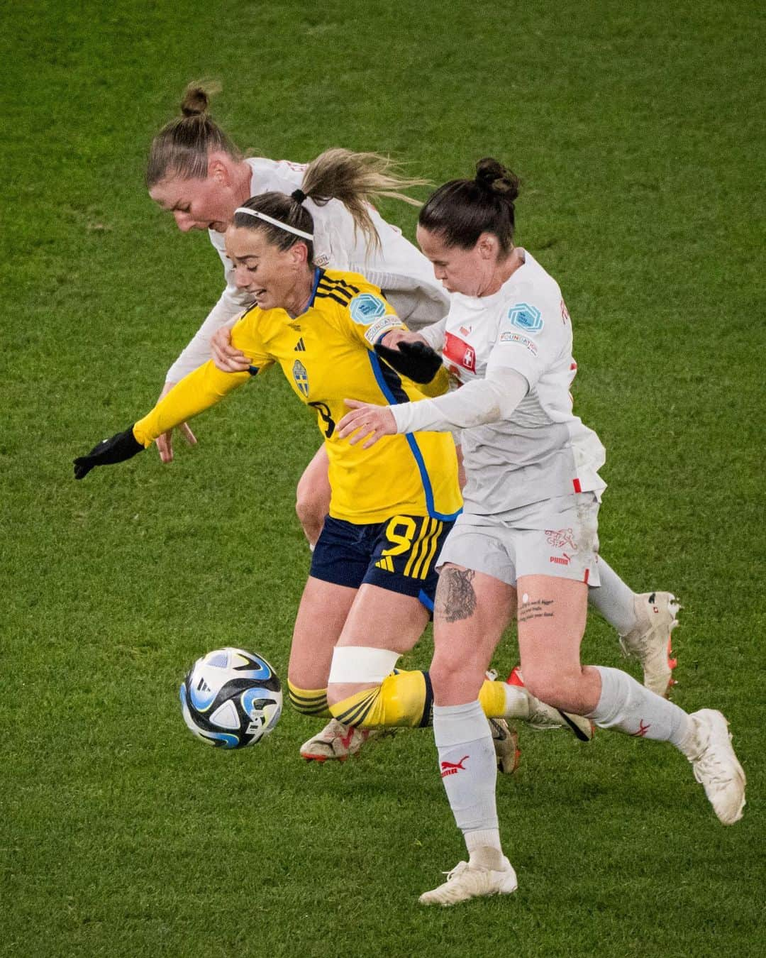 コソヴァレ・アスラニさんのインスタグラム写真 - (コソヴァレ・アスラニInstagram)「3 points ✅🇸🇪 Tack Sverige och Göteborg för stödet. Vi ses på tisdag Malmö ❤️‍🔥」10月28日 4時46分 - asllani9