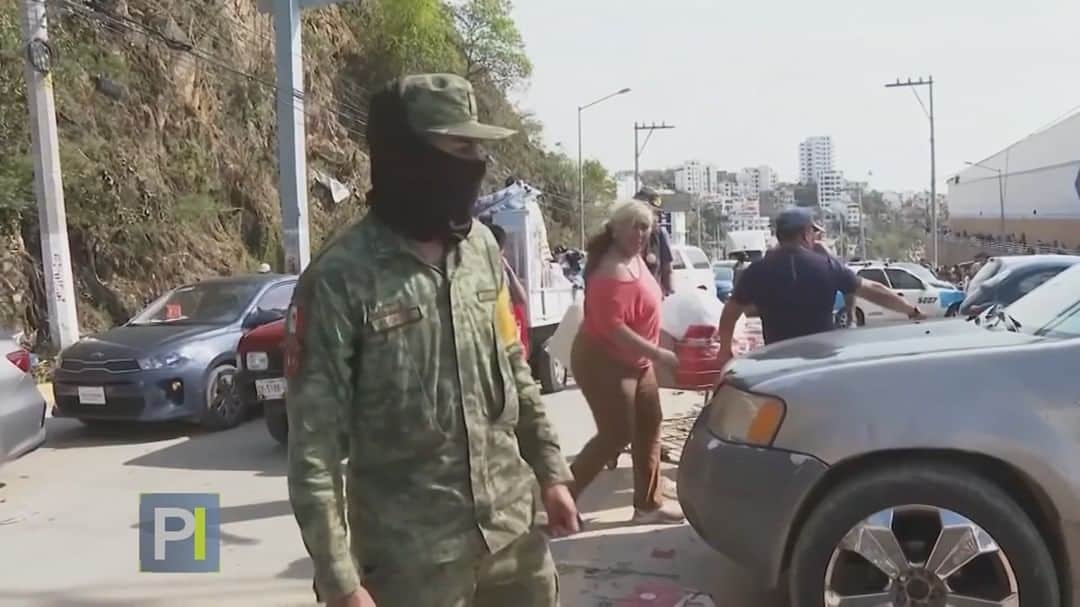 Primer Impactoのインスタグラム：「📌Envían equipos de rescate a las zonas afectadas por el devastador huracán Otis. Familiares de algunos residentes están desesperados porque no tienen noticias de ellos.  📺 Más en #PrimerImpacto a las 5pm/ 4C por @univision」