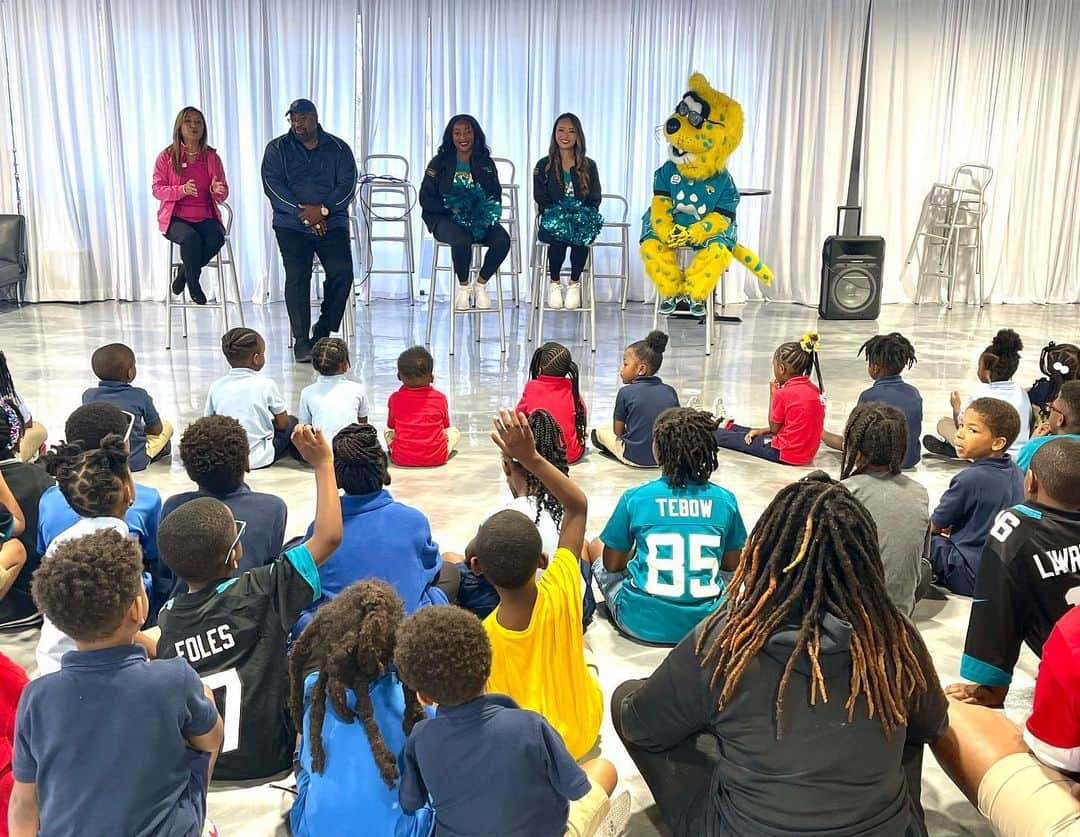 本田景子さんのインスタグラム写真 - (本田景子Instagram)「Minds of the Future Career!! We had a great time with @mindsacademy ✨ Never give up!!❤️‍🔥  #jacksonville #jaguars #dream #future #nflcheerleaders」10月28日 4時55分 - keikohonda1111