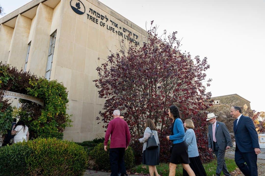 The White Houseさんのインスタグラム写真 - (The White HouseInstagram)「In commemoration of the Tree of Life Synagogue shooting, @secondgentleman traveled to Pittsburgh this week to meet with survivors and the families of victims.  The Biden-Harris Administration will continue to condemn antisemitism at every turn.」10月28日 6時00分 - whitehouse