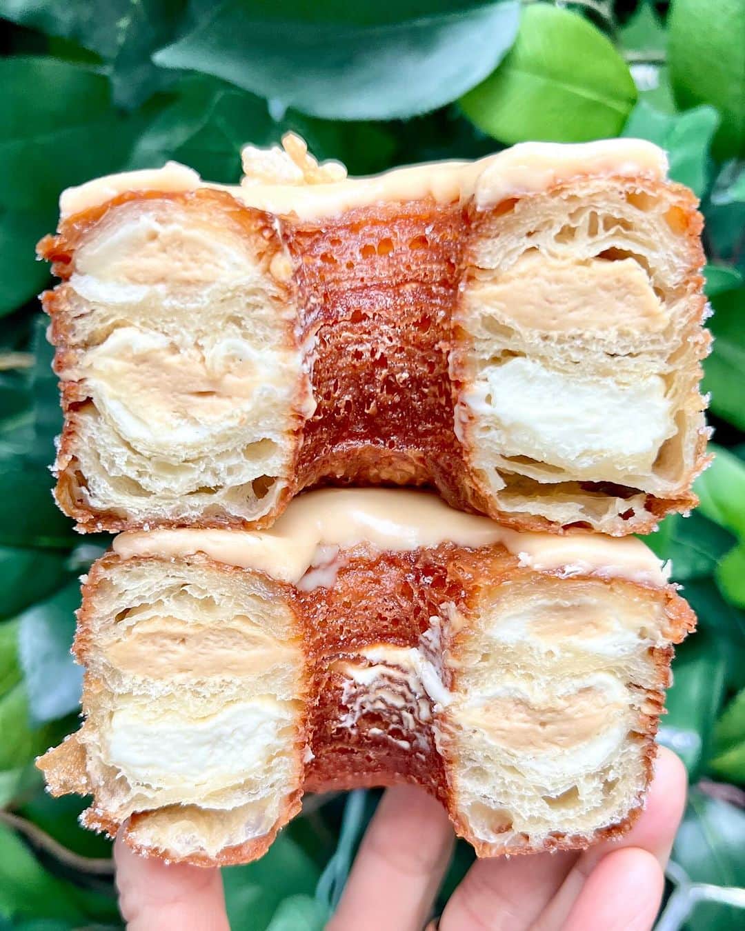 DOMINIQUE ANSEL BAKERYのインスタグラム：「Heading into November with our Cronut® for NYC: Salted Butterscotch & Rice Pudding, filled with salted butterscotch ganache and creamy vanilla rice pudding ganache. Starts Nov 1st here in Soho. Preorders are up at CronutPreorder.com (for pick-ups 2 weeks out and you can skip the line). A new batch for nationwide shipping ✈️ is now live at DominiqueAnselOnline.com (tap the photo ⬆️ for shipping).」