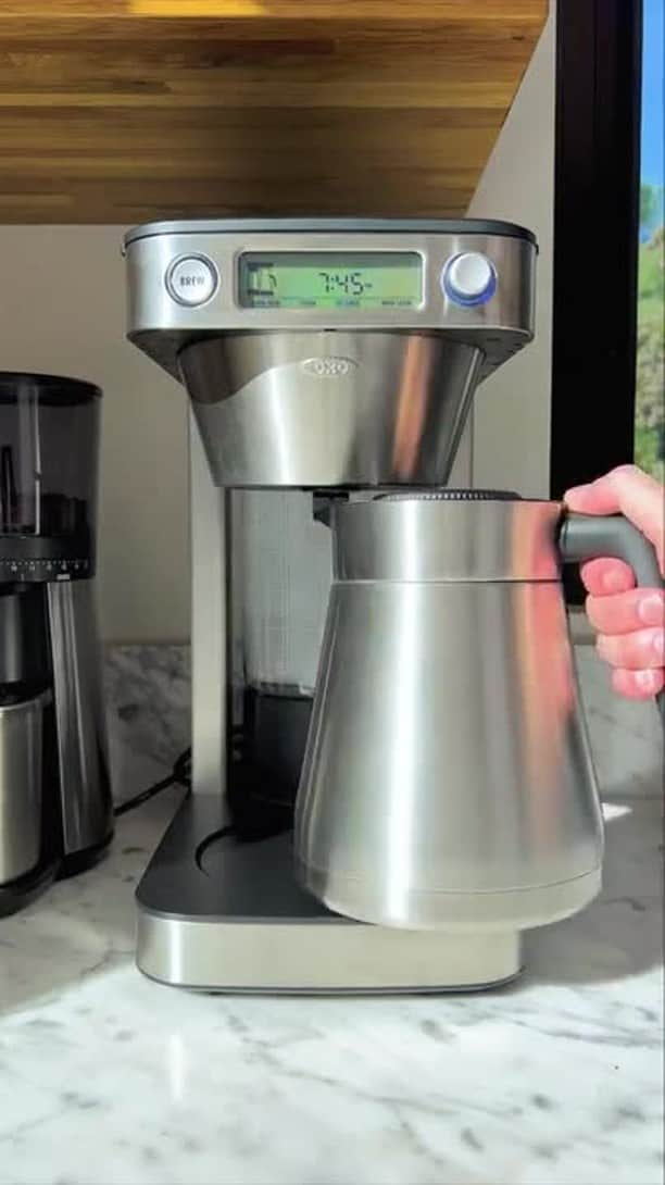 OXOのインスタグラム：「If you were looking for a sign to upgrade your coffee maker…this is it 😉☕ Shop OXO Brew and our new 12 Cup Coffee Maker with Single-Serve Fuction at the link in bio.  🎥 by @bradytolbert」