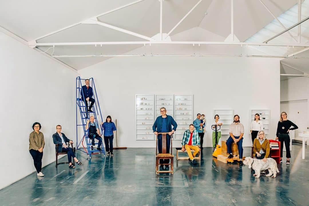 のインスタグラム：「Edmund de Waal (@edmunddewaal) introduces “Monocle” to his team, pictured here, for the latest iteration of the publication's “My Cabinet” series. In the feature for the October issue, he says: “I come from a big family and so I never felt like creativity came from solitude. That’s why this studio is full of people, materials and books. . . It feels like a library of possibilities.”   Two exhibitions of de Waal’s work are currently on view at Gagosian in New York. “this must be the place,” an exhibition of new works by de Waal, is on view at 541 West 24th Street, while “to light, and then return—,“ an exhibition of new works by de Waal and Sally Mann, is presented at 976 Madison Avenue. The two shows close tomorrow, October 28. Follow the link in our bio to learn more. __________ #EdmunddeWaal #Monocle #Gagosian @cabbottgalvao @sunkim55 @simonfisherturner @barrystedman @jemimaljohnson @alexgoacher @christopherriggio @claire_t73 @corinjohnsonart @jaresova_photography @melodyannclark @carolinewood4050 @felicitybryanagency @stephanie_forrest_  @thingness @hk_architects @chattobooks  Edmund de Waal with members of his team in his studio in London. Photo: Peter Flude (@peterflude)」