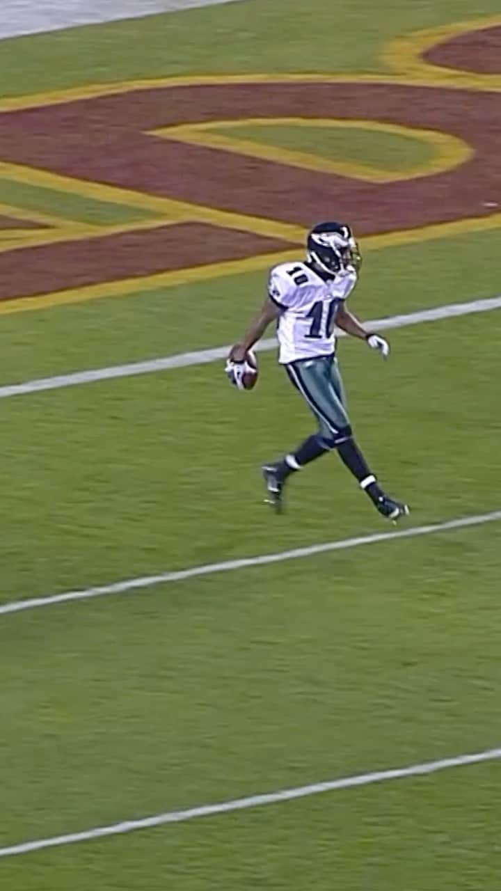 NFLのインスタグラム：「Who else vividly remembers this deep shot from Mike Vick 13 years ago? Wonder if we’ll see something similar on Sunday 😅  📺: #PHIvsWAS — Sunday 1pm ET on FOX 📱: Stream on #NFLPlus」