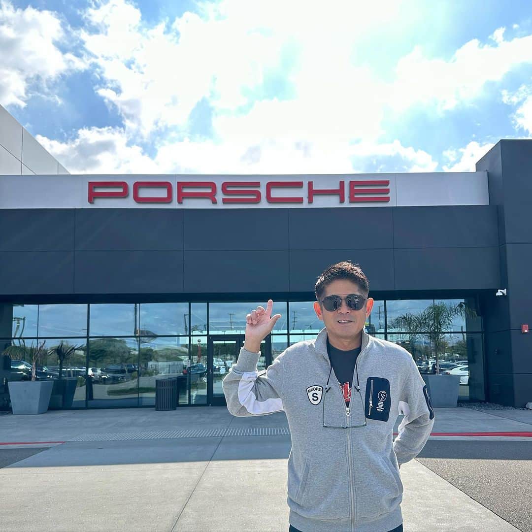 織戸学のインスタグラム：「@pecla   Porsche experience center L A  色々なところを 丁寧に案内頂き  そして インストラクターの 横に同乗体験  全てのコースを走ってもらいましたが、 声が出るほど、 ビビった^ ^  素晴らしいドライビングと Porscheの性能  素晴らしい Porsche  #pecla  #porsche」
