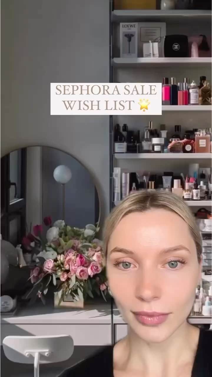 WHO WHAT WEARのインスタグラム：「For beauty lovers, it’s officially the best time of the year. The Sephora biannual sale is officially on, which means now is the most strategic time to restock must-have products, get a head start on holiday shopping, and maybe even splurge for something on your wish list. At the link in bio, find 20 beauty editor–approved products to grab ASAP—from a redness-banishing face mask to a candle that causes pure pandemonium every time we light it. photo: @eggcanvas」