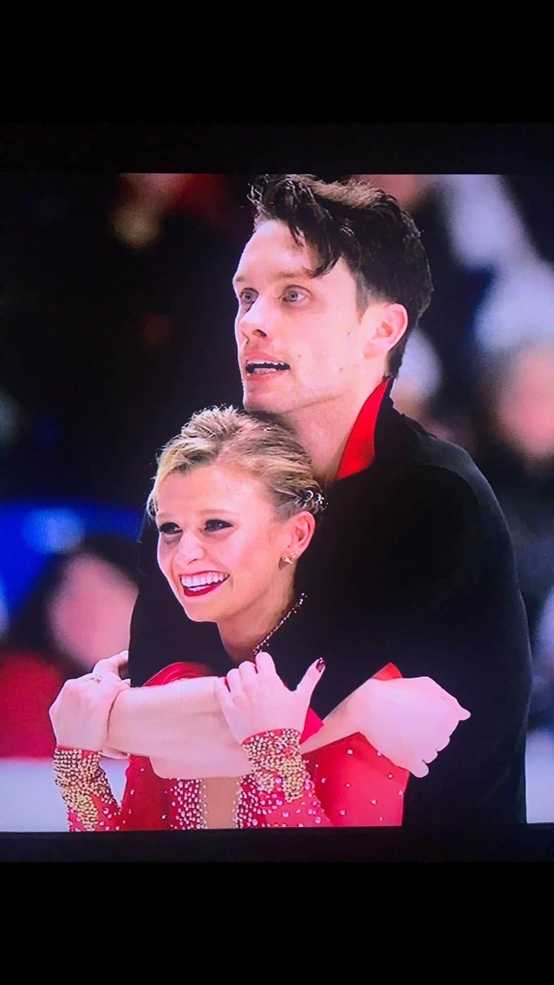 カーステン・ムーア＝タワーズのインスタグラム：「It’s competition day at Skate Canada International and I am commentating as a part of @skate_canada ‘s broadcast team. I am having the best time! Back in 2018, our national championships were here, in Vancouver where we had our final qualification event for making the Olympic team. This venue is home to my favourite day of my entire career.  I’m nostalgic and so excited to watch the athletes. Maybe somebody else will have their favourite day of their career so far 😉  • #SCI23」