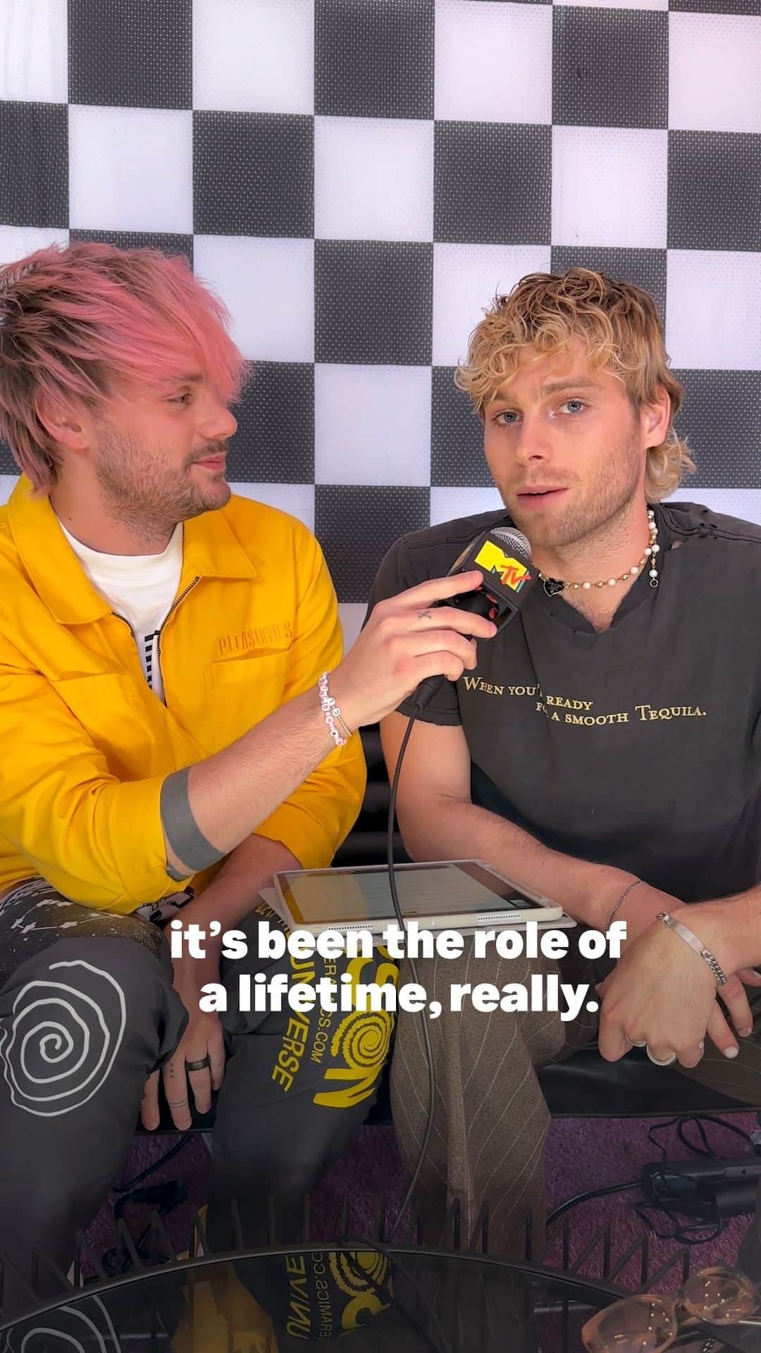 のインスタグラム：「Congratulations Luke & Michael, you got the @5sos job 🫡  📍 @whenwewereyoungfest」