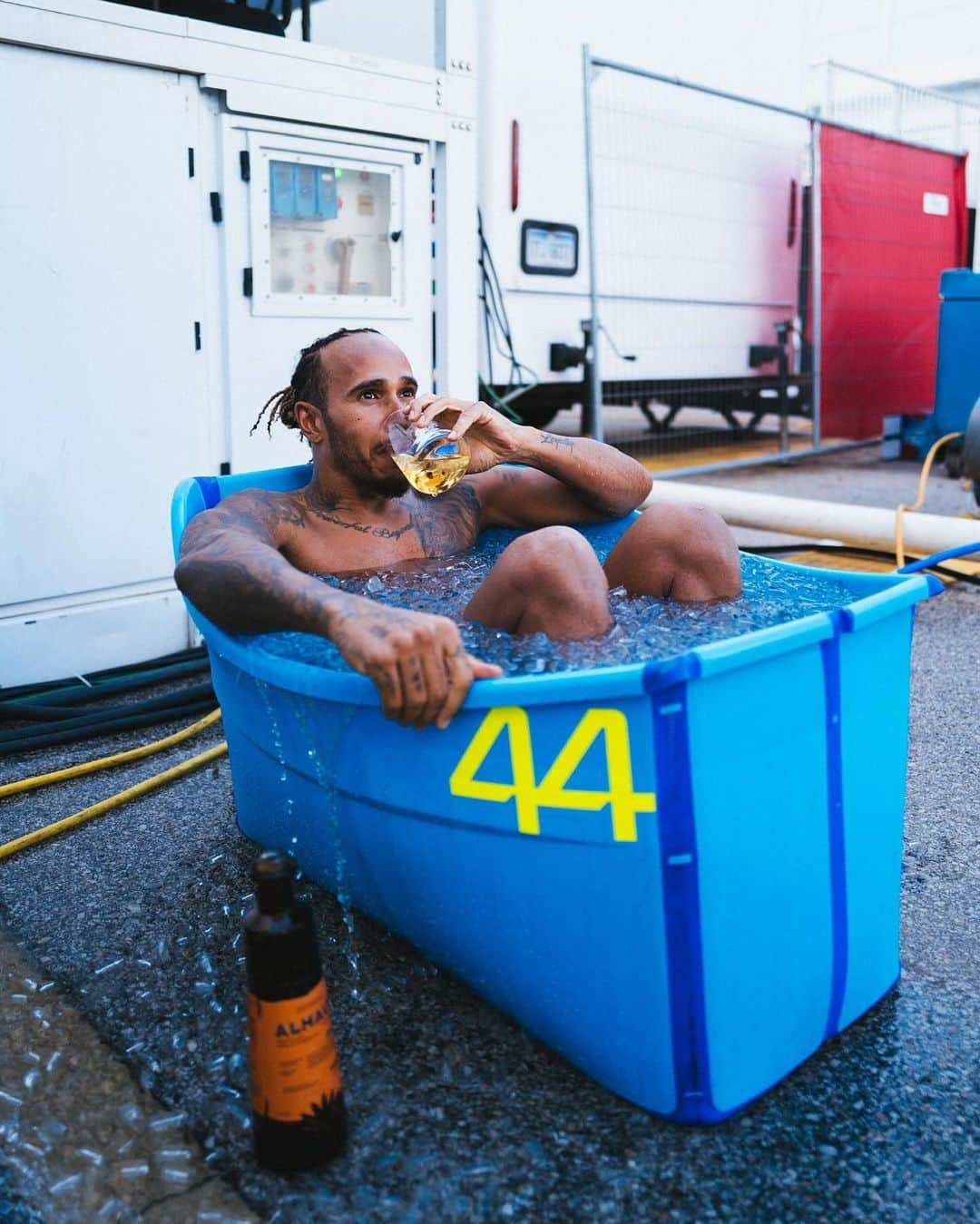 ルイス・ハミルトンのインスタグラム：「On the rocks 🧊」