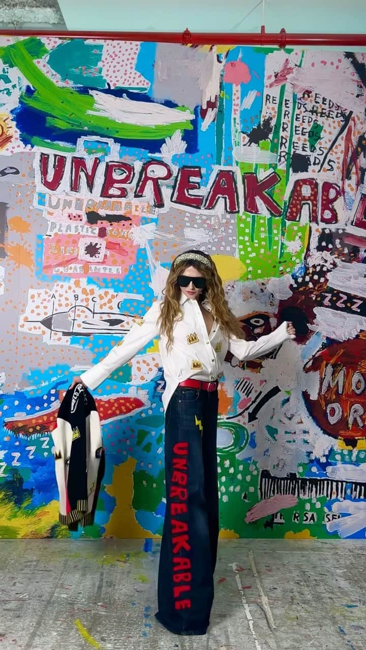 アリス+オリビアのインスタグラム：「as a mom, as a ceo, as a woman… we are stronger than we show, stronger than we often know…. #unbreakable #sneakpeek of our upcoming #basquiat collab…. ⚡️⚡️⚡️⚡️」