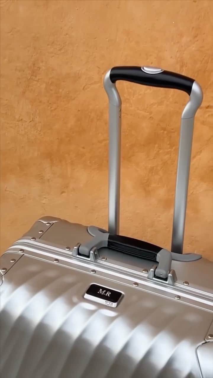 トゥミのインスタグラム：「With places to go and people to see, 19 Degree Aluminum is the iconic packing case you can count on for the perfect marriage of function and flair.  #TUMI19D」