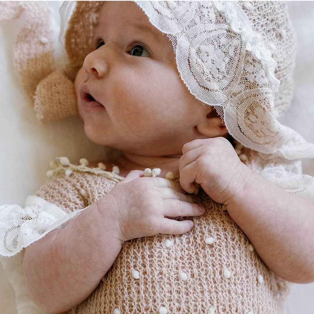 タラ・リピンスキーさんのインスタグラム写真 - (タラ・リピンスキーInstagram)「Ooohhh my goodness. We got some pics back from Georgie’s newborn shoot. 💕  How many pics of Gigi is too much? Sorry in advance!   Thank you @jennyquicksall for the most magical memories.   #ivf #infertiltityawareness #surrogacy #newbornphotography #newbornphotographer #newbornphotoshoot」10月28日 5時28分 - taralipinski