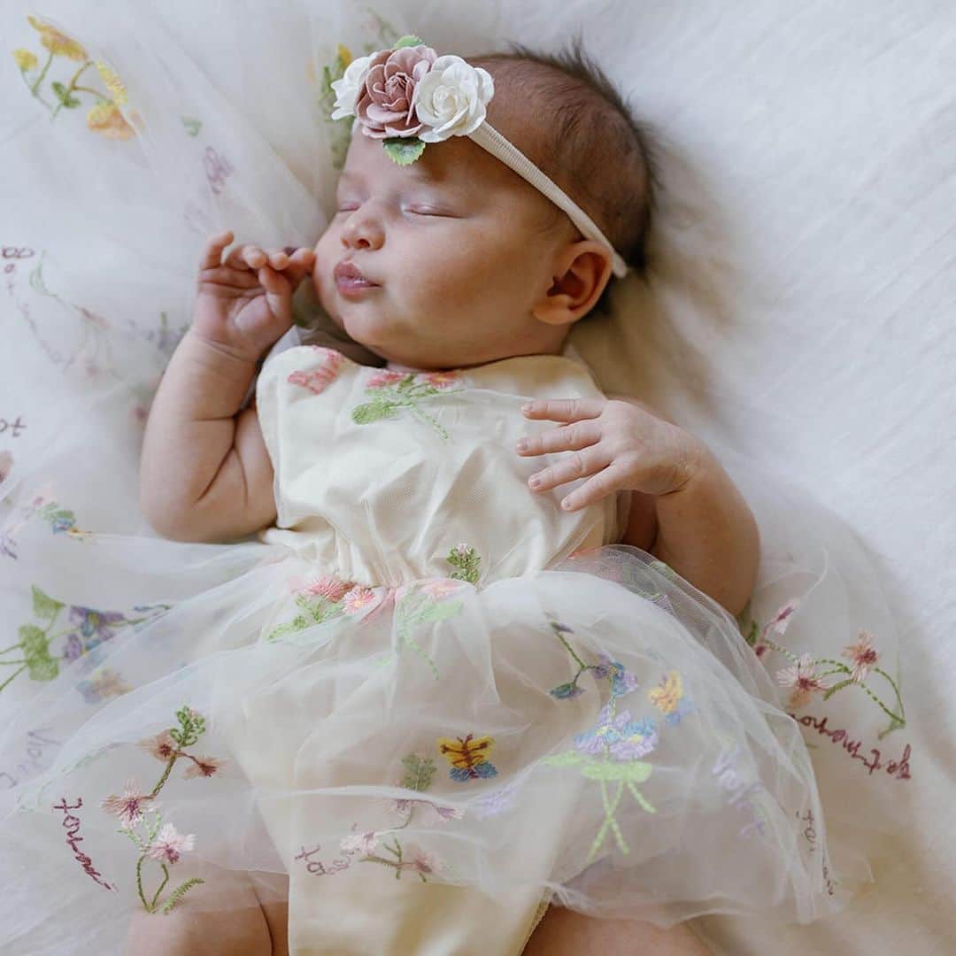 タラ・リピンスキーのインスタグラム：「Ooohhh my goodness. We got some pics back from Georgie’s newborn shoot. 💕  How many pics of Gigi is too much? Sorry in advance!   Thank you @jennyquicksall for the most magical memories.   #ivf #infertiltityawareness #surrogacy #newbornphotography #newbornphotographer #newbornphotoshoot」