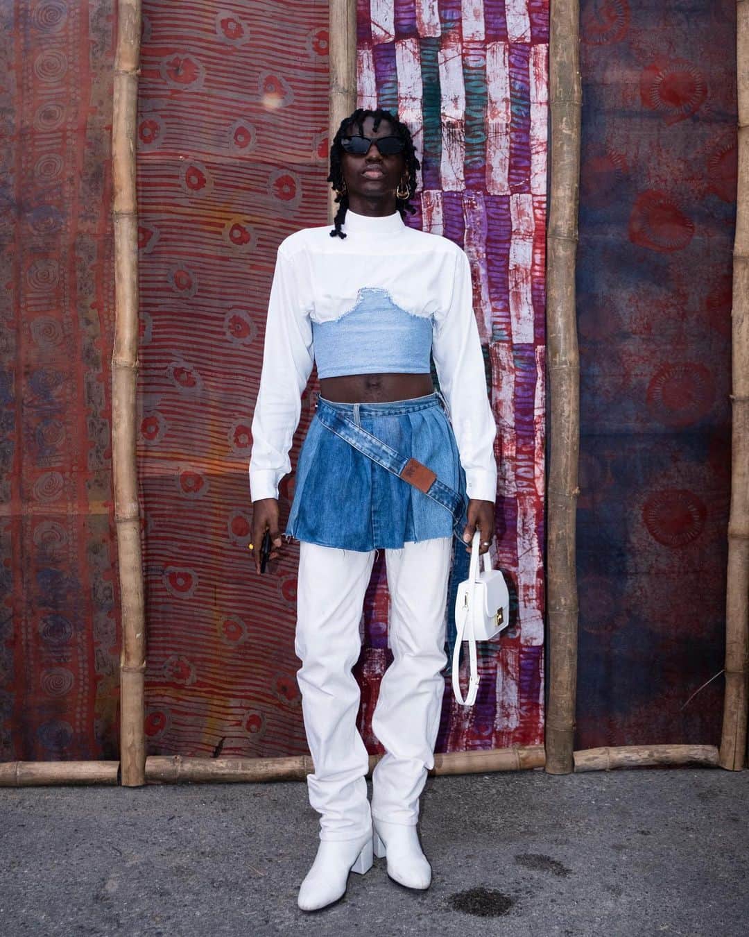 Vogueさんのインスタグラム写真 - (VogueInstagram)「You can always count on an abundance of bold outfits at #LagosFashionWeek, and this season is no different. A colorful minimalist trend had emerged, where showgoers are exploring different ways to wear denim, and layering tulle tunics under their crisp button-ups. Tap the link in bio to see more of the best-dressed guests at the spring 2024 shows in Lagos. Photographed by @stephen.tayo」10月28日 5時47分 - voguemagazine