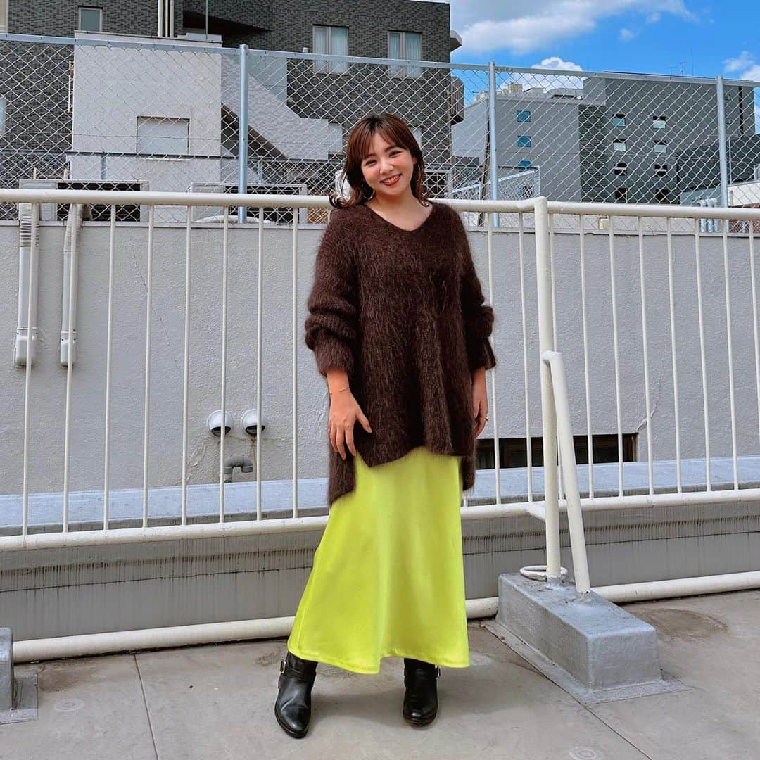 野呂佳代さんのインスタグラム写真 - (野呂佳代Instagram)「衣装をまとめアップ🙋🏻‍♀️ 写真って動画よりやっぱりよく映るよねw ❤️ でいかせていただきますm(_ _)m だってインスタだから♡ ・ ・ ①なんと笑　写真の色が可愛くて1枚目にアップしましたけど、。こちらの衣装の情報はOggi.jp 12月号誌面インタビューページご覧くださいませ🤦🏻‍♀️🙇🏻‍♀️🙇🏻‍♀️🙇🏻‍♀️ ・ ・ ②Tokyofmリスナー感謝祭の時の✨Tシャツはグッズです♡このスカートは色合い可愛すぎて🩵💙💚 skirt @maisonspecial_women  jewelry @zuttoholic  ・ ・ ③ネプリーグ　 この日まさかの名倉さんとコーデがかぶってしまいw大変盛り上がった日✨まさかの男性衣装と被ることなんか何一つ考えていなかったスタイリストさんと私でさた😆 ・ cardigan,cut&sewn @ships_women_official  pants @cadune_official  pumps @laurence.shoes  ear cuff,bungle @vendomeboutique_official  pierce,rings @zuttoholic  ・ ・ ④ハマダ歌謡祭 『ハロウィン🎃っぽく』の発注にどう答えるべきか。何日かなわたりみんなで悩みましたw  基本的にハマダ歌謡祭に出させていただく時は歌って踊れる服をもっとうに選んでますので🎃👻 ・ cardigan @brill_jp  pants @arpege_story  boots @staccatojapan_official  pierce @unoaerre_japan  blacelet @mariha_official  ring @artidaoud  ・ ・ ⑤ぽかぽか 大人な女子会だから、レースのスカートを選んでみました！女子会だからこそ女子全快👩‍🎓ニットの厚みがあまり気にならずシルエットはとても綺麗です✨ ・ knit @jusglitty_official  skirt @designnworks_ladies_official jewelry @zuttoholic  ・ ・ ⑥ぽかぽか 素敵な大人女性をイメージして🍻 とても気に入ってます♪ツイード可愛い♡ 白パンツがめっちゃ形綺麗でした！！ ・ gillet @cadune_official  knit  @nave_jp  pants @jusglitty_official  mule @daianashoespess jewelry @zuttoholic  ・ ・ ⑦『あした食べたい！ラーメン×餃子食堂　第３弾』ラーメン屋さんって大体背景🟥とかだよね、、の偏見で選びましたが、行ったら背景の色よりこの日ロケ一緒だった なすなかにし さんの中西さんと色被りしめした🟦w  日差しと写真の背景がごちゃごちゃしてあんまりよく📷撮れなくてすみません。。 ・ knit @arpege_story  skirt @apuweiser_official  shoes @drmartens_japan  jewelry @unoaerre_japan  ・ ・ ⑧満天⭐︎青空レストラン ご飯を収穫して食べる🍚　動きやすくて可愛い♡楽ちん♡というコーデにしていただいてます😆 食べましたこの日。7杯お米を。仕事ですけども、それくらい美味しかった😋 ・ outer @casa_fline  knit @nanouniverse_official  pants @elura_official  sneaker @autryactionshoes pierce,blacelet @unoaerre_japan  necklace @mariha_official  ・ ・ ⑨沸騰ワード10  コストコパーティーロケ🥳沸騰ワード10ということで視聴者側で好きな企画伝説の家政婦志麻さん一家がいつもフレンチスリーブということから、これにしましたw  話がごちゃごちゃごちゃですが、コストコパーティーロケよ私です♡ ・  cut&sewn  @leminor.jp @leminor.fr @guestlist___tokyo  pants  @ticca_jp  sneakers @converse_jp  ear cuff @in_m_o_o_d  necklace @zuttoholic  ・ ・ ⑩沸騰ワード10（コストコお買い物） ツイードのこの半袖バージョンが可愛いのと、パンツ‼️このパンツの形ファッション誌でも人気の形なんです✨って✨と言ってもですね、この日が強風で、、、シルエットがあまりよく出てなくてごめんさいm(_ _)mこのパンツの素材が気に入ってましてボテっと感がなくてはきやすいです！ ・ jacket @cadune_official  pants @column_official_jp  @estnation_womens  pumps @tsurubymarikooikawa  pierce,ring @artidaoud  blacelet @in_m_o_o_d」10月28日 5時57分 - norokayotokyo