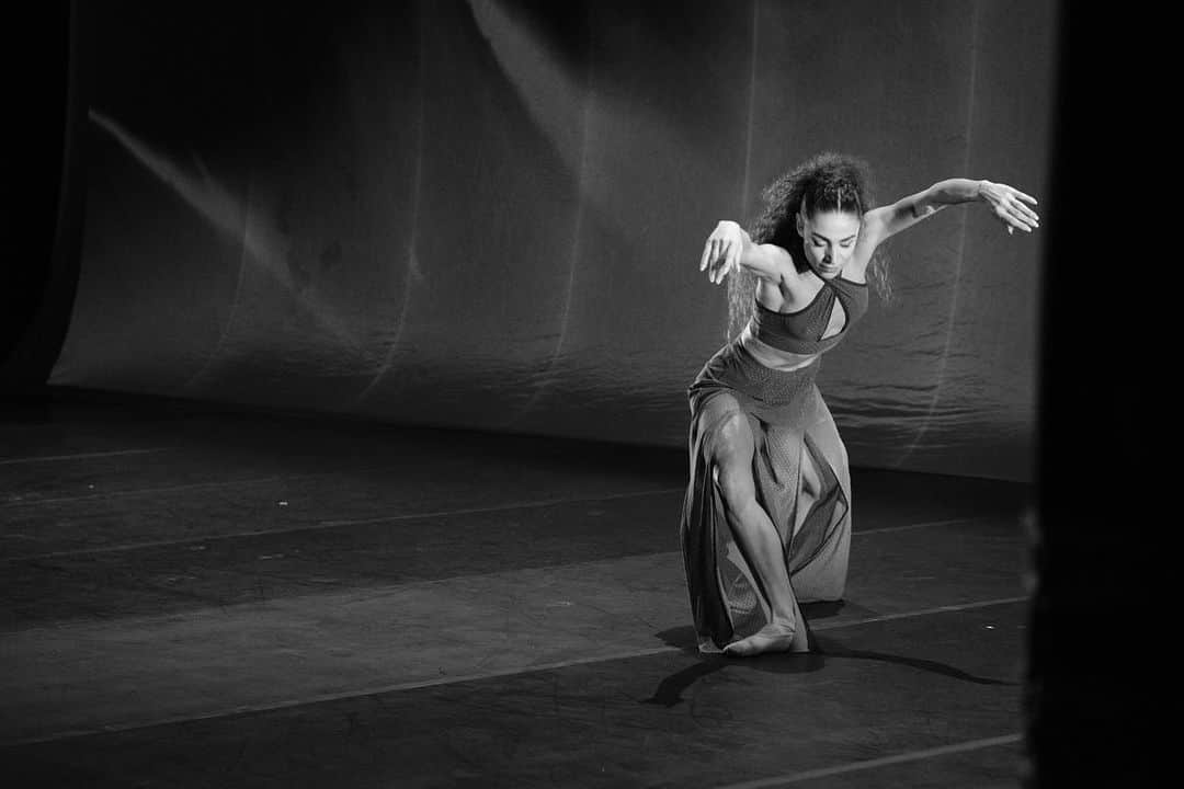 小林十市のインスタグラム：「À propos d’aujourd’hui, deuxième spectacle à Bari 🇮🇹  :Alors on Danse: chorégraphe de Gil Roman  :l’oiseau de feu : de Maurice Béjart  :Boléro : de Maurice Béjart   #Ihadthebestseat #totakepictures #fujifilm#fujifilmxseries #fujifilmglobal #fujinon60mm #fujifilmxpro3 #fujixpro3 #xpro3 #acros」