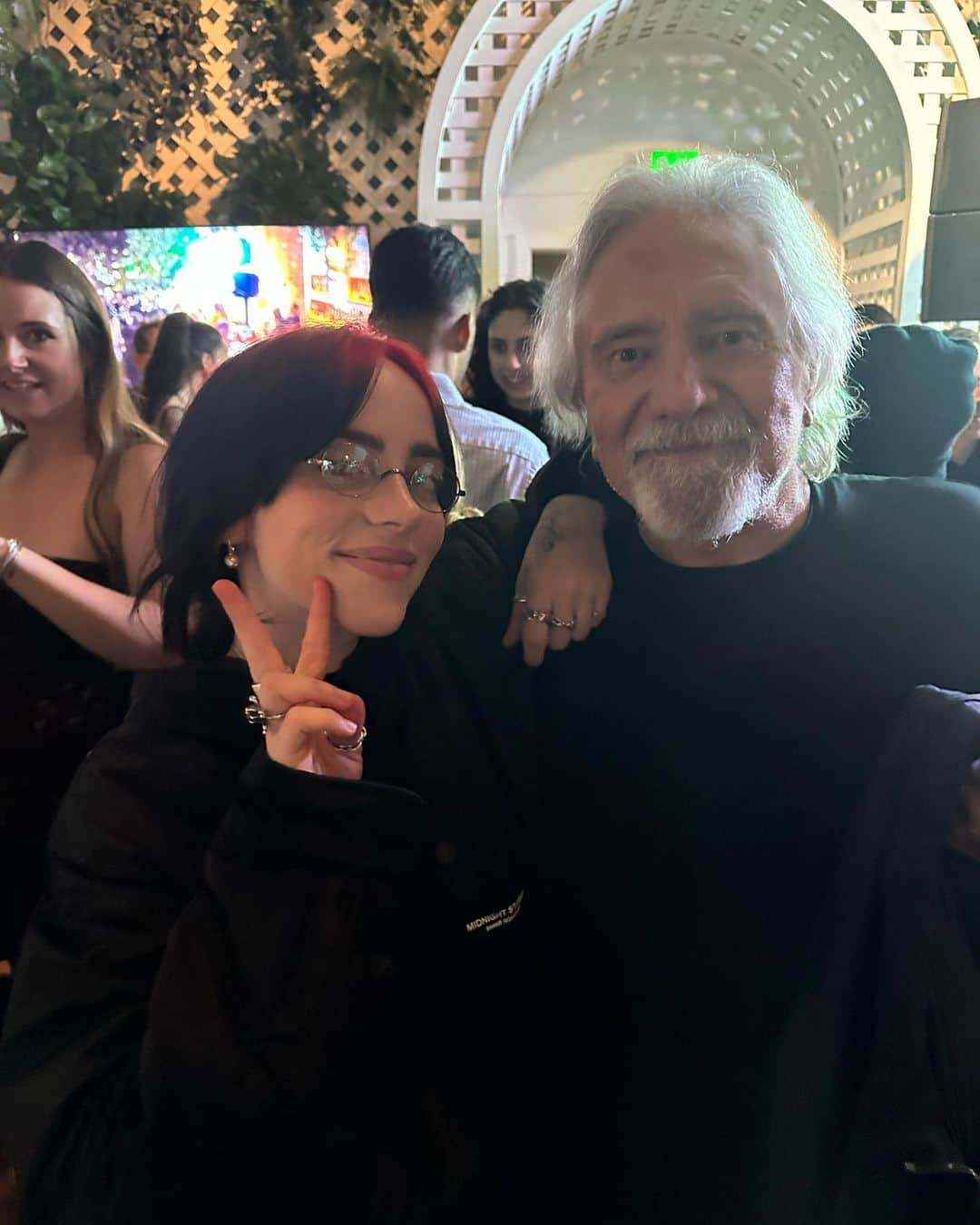 ギーザー・バトラーのインスタグラム：「Truly inspiring night for an amazing charity @supportandfeed  I took my granddaughter @carolinachasemusic to see @billieeilish at the Grammys a couple of years ago so had to get this pic with her. @finneas gave a great speech. @maggiembaird great work!」