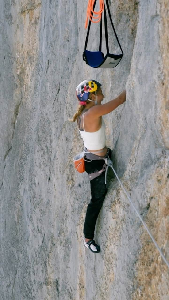 サッシャ・ディギーリアンのインスタグラム：「the climb 🔙 to this ascent was monumental, we had to run Rayu back 1 year later @sashadigiulian  Teaming up with Matilda Söderlund and Brette Harrington, Sasha wrote history yet again — becoming part of the first all-female team to scale  Rayu, an impressive 5.14b big wall route in Picos de Europa, Spain.」