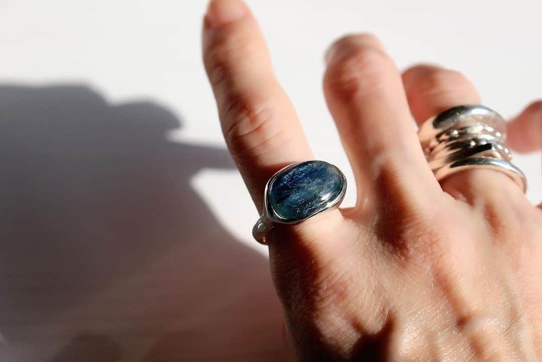 タピエスタイルのインスタグラム：「#Repost @dazzleme.jewelry ・・・ ⁡ ⁡ kyanite ring (カイヤナイト) ⁡ 地球のようなカラーのカイヤナイト🌏 ⁡ ⁡ 結晶が幾重にも重なってブルーのグラデーションとなり、 オンリーワンの表情の美しさが魅力。 キラッと輝く角度があり、落ち着いたブルーが ナチュラルに指に映えます。 ⁡ ⁡ ⁡ ┈┈┈┈┈┈┈┈┈┈┈┈┈┈┈┈┈┈┈┈┈┈┈ ⁡ 神戸𝗽𝗼𝗽 𝘂𝗽🪧 ⁡ ⁡ 大丸神戸店 × 𝗧𝗔𝗣𝗜𝗘 𝗦𝗧𝗬𝗟𝗘 𝟭𝟬/𝟮𝟱 𝘄𝗲𝗱 ~𝟭𝟬/𝟯𝟭 𝘁𝘂𝗲 𝗢𝗣𝗘𝗡 𝟭𝟬:𝟬𝟬-𝗖𝗟𝗢𝗦𝗘 𝟮𝟬:𝟬𝟬 ⁡ 場所 𝟭𝗙アクセサリー山側イベントスペース 元町玄関インフォメーション横 ⁡ ⁡ ⁡ ⁡ #ring  #k10 #jewelry  #リング #ファッションジュエリー #シルバーリング #ユニセックス #指輪 #天然石ジュエリー #神戸大丸 #バングル  #popup  #accessory #ユニセックスジュエリー #誕生石 #天然石リング #天然石 #大丸神戸店 #ゴールドジュエリー #アメトリン #神戸元町 #シルバー925 #シルバーアクセサリー #ホワイトラブラドライト #アクセサリー #タンザナイト #カイヤナイト」