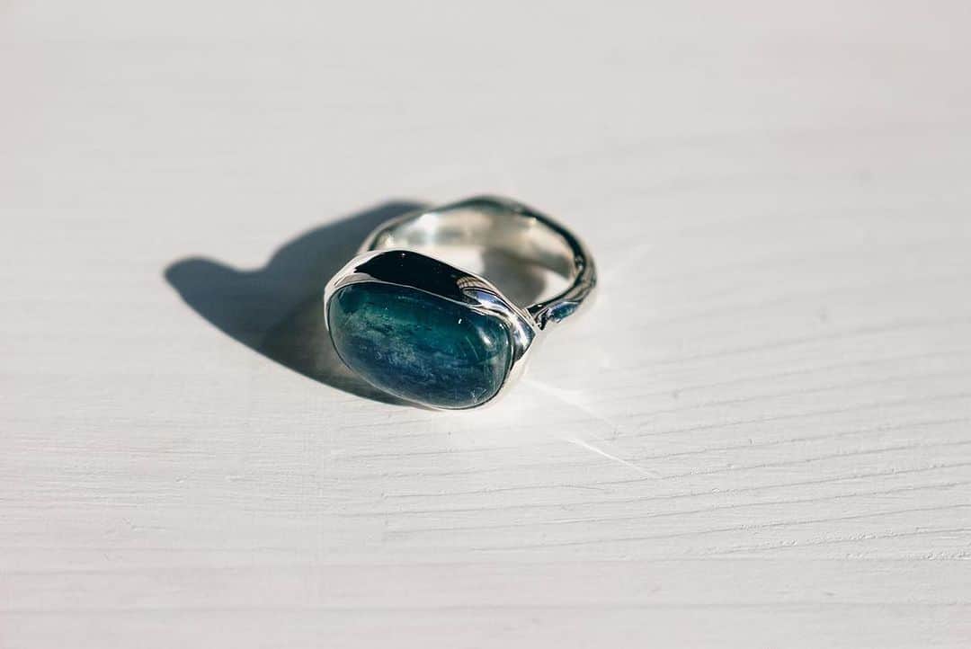 タピエスタイルさんのインスタグラム写真 - (タピエスタイルInstagram)「#Repost @dazzleme.jewelry ・・・ ⁡ ⁡ kyanite ring (カイヤナイト) ⁡ 地球のようなカラーのカイヤナイト🌏 ⁡ ⁡ 結晶が幾重にも重なってブルーのグラデーションとなり、 オンリーワンの表情の美しさが魅力。 キラッと輝く角度があり、落ち着いたブルーが ナチュラルに指に映えます。 ⁡ ⁡ ⁡ ┈┈┈┈┈┈┈┈┈┈┈┈┈┈┈┈┈┈┈┈┈┈┈ ⁡ 神戸𝗽𝗼𝗽 𝘂𝗽🪧 ⁡ ⁡ 大丸神戸店 × 𝗧𝗔𝗣𝗜𝗘 𝗦𝗧𝗬𝗟𝗘 𝟭𝟬/𝟮𝟱 𝘄𝗲𝗱 ~𝟭𝟬/𝟯𝟭 𝘁𝘂𝗲 𝗢𝗣𝗘𝗡 𝟭𝟬:𝟬𝟬-𝗖𝗟𝗢𝗦𝗘 𝟮𝟬:𝟬𝟬 ⁡ 場所 𝟭𝗙アクセサリー山側イベントスペース 元町玄関インフォメーション横 ⁡ ⁡ ⁡ ⁡ #ring  #k10 #jewelry  #リング #ファッションジュエリー #シルバーリング #ユニセックス #指輪 #天然石ジュエリー #神戸大丸 #バングル  #popup  #accessory #ユニセックスジュエリー #誕生石 #天然石リング #天然石 #大丸神戸店 #ゴールドジュエリー #アメトリン #神戸元町 #シルバー925 #シルバーアクセサリー #ホワイトラブラドライト #アクセサリー #タンザナイト #カイヤナイト」10月28日 6時13分 - tapiestyle