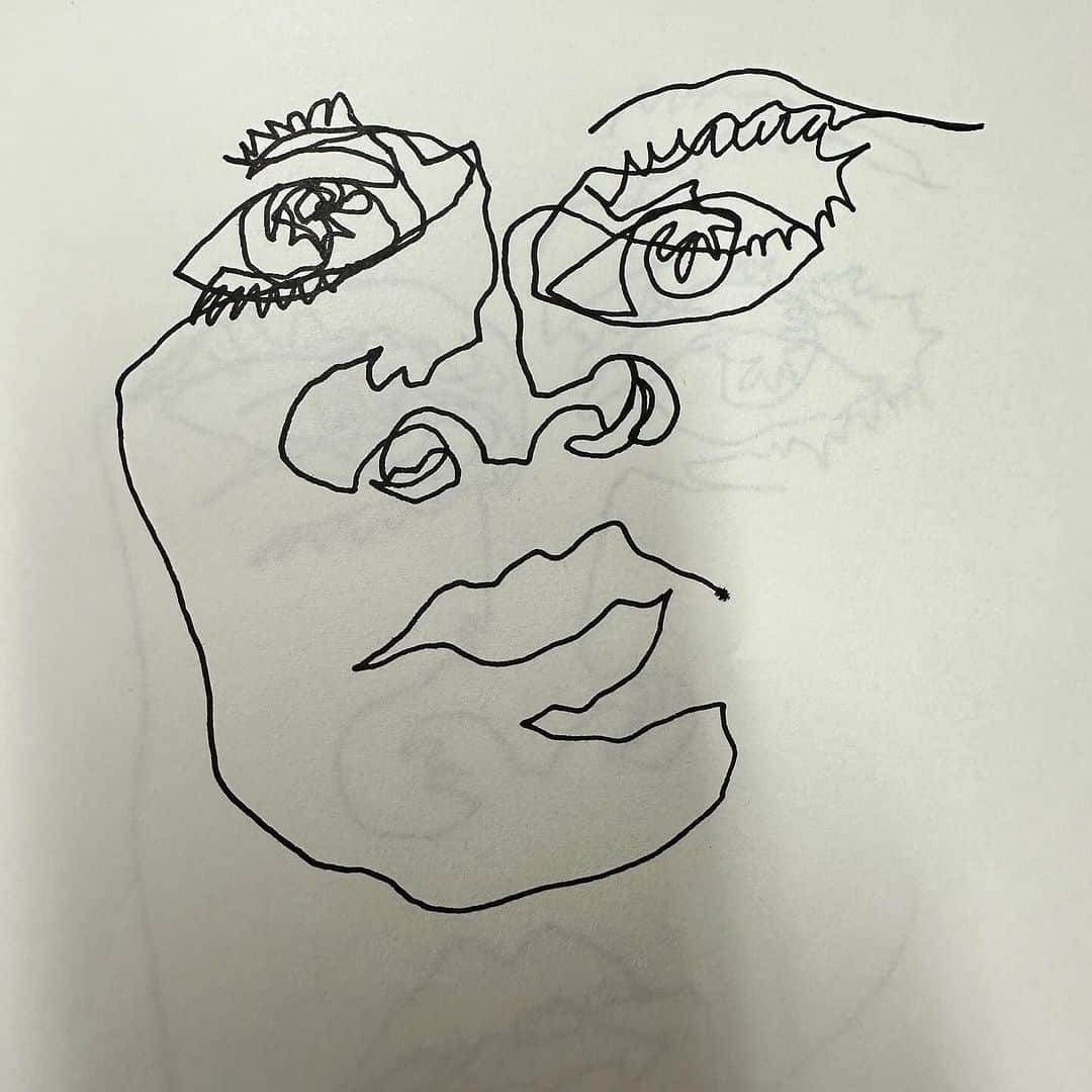 Jason G. Sturgillさんのインスタグラム写真 - (Jason G. SturgillInstagram)「Just finished giving my “I Can’t Draw, Let Me Show You How” workshop at @benddesigncon. If you’ve been around me the last month you probably know how much I was stressing out getting prepared for it but it went really well! I was worried I wasn’t going to have enough to do for an hour and a half but I had to end it before showing my last slide which was this. You are a drawer! Don’t let anyone tell you any different. Swipe to see just some of the blind contour drawings we did for warmups, they all turned out so good. Also swipe to see part of Vans footwear designer claude_leco workshop on his rapid concept development process. Thanks again to @josh_berger_plazm for inviting me and to the whole @scalehouse_arts team! Last slide is of a bird we saw after lunch. Wild life!」10月28日 6時22分 - jgspdx