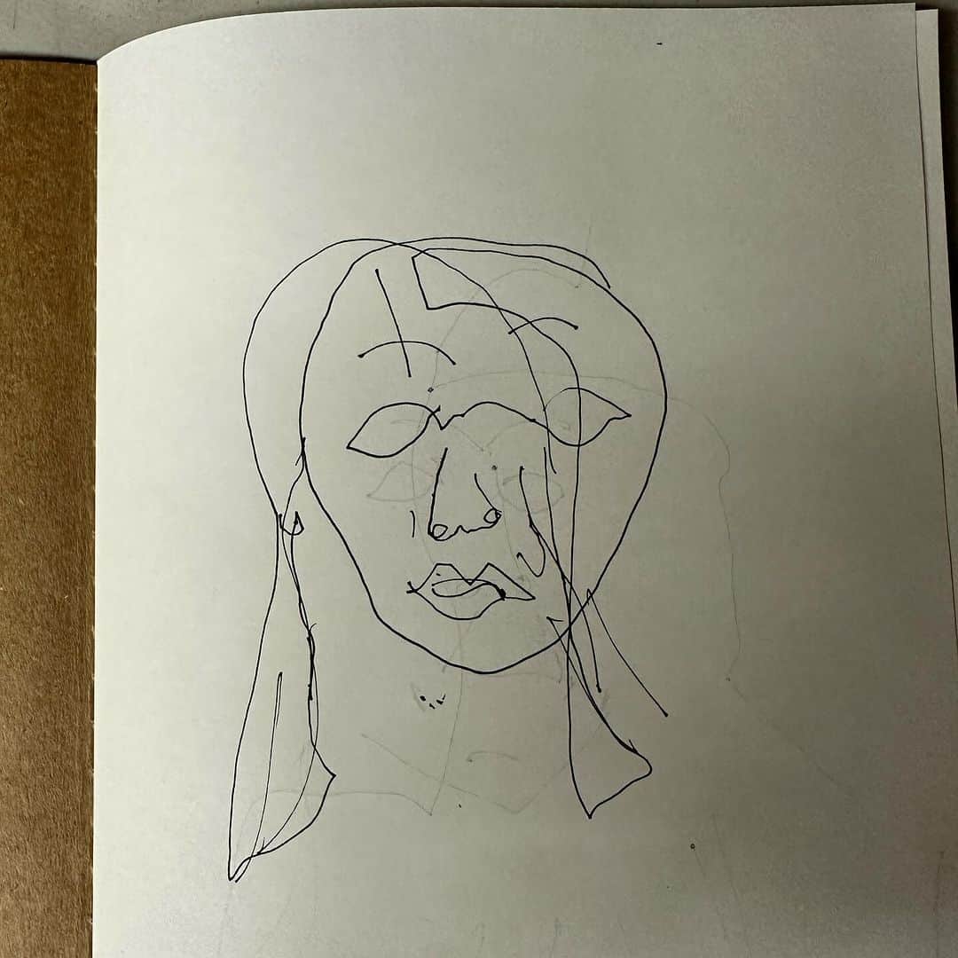 Jason G. Sturgillさんのインスタグラム写真 - (Jason G. SturgillInstagram)「Just finished giving my “I Can’t Draw, Let Me Show You How” workshop at @benddesigncon. If you’ve been around me the last month you probably know how much I was stressing out getting prepared for it but it went really well! I was worried I wasn’t going to have enough to do for an hour and a half but I had to end it before showing my last slide which was this. You are a drawer! Don’t let anyone tell you any different. Swipe to see just some of the blind contour drawings we did for warmups, they all turned out so good. Also swipe to see part of Vans footwear designer claude_leco workshop on his rapid concept development process. Thanks again to @josh_berger_plazm for inviting me and to the whole @scalehouse_arts team! Last slide is of a bird we saw after lunch. Wild life!」10月28日 6時22分 - jgspdx
