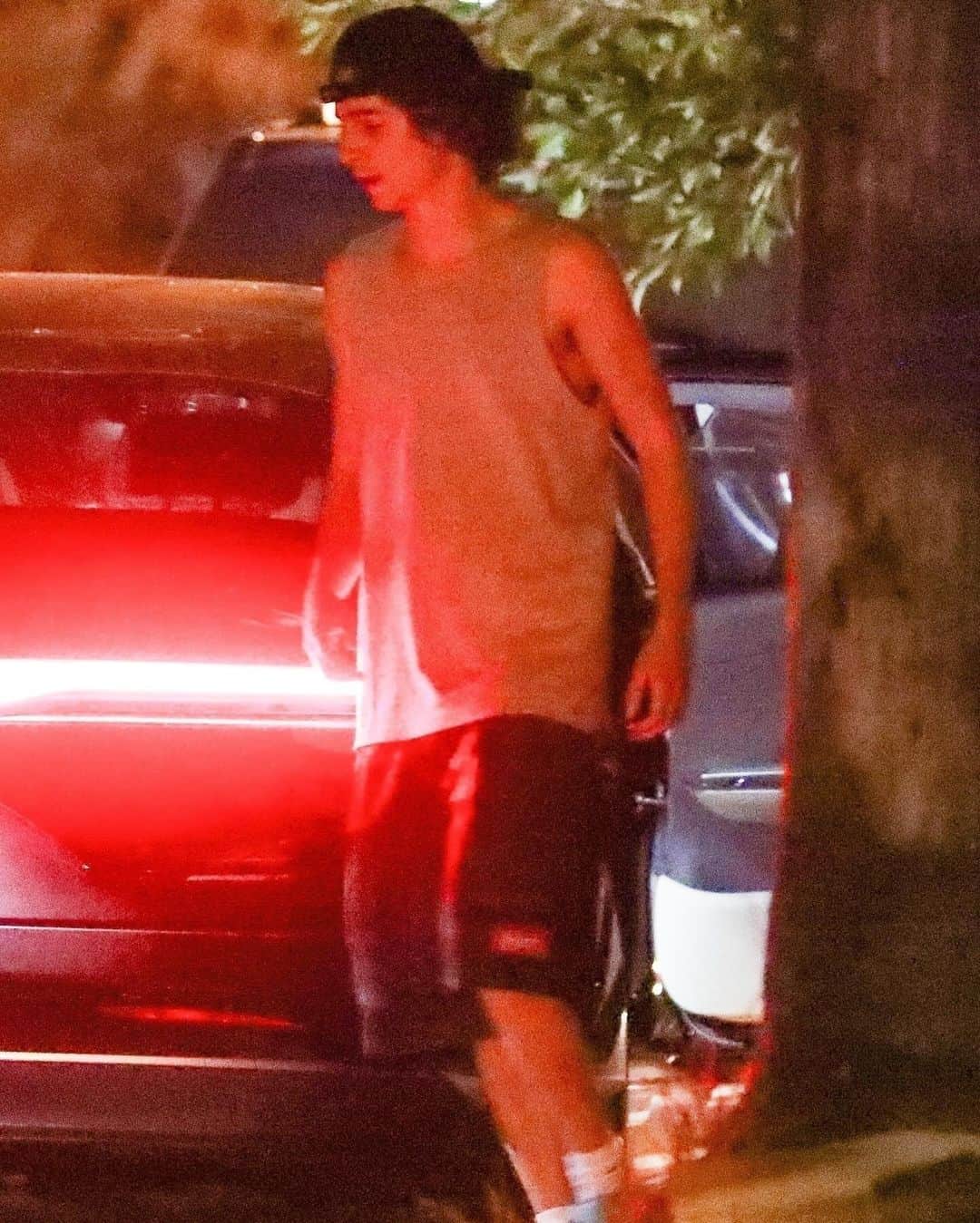 Just Jaredさんのインスタグラム写真 - (Just JaredInstagram)「Timothee Chalamet pulled off his shirt while executing a quick change at his car after a workout. We’ve got more pics of the actor over at JustJared.com! #TimotheeChalamet Photos: Backgrid」10月28日 6時21分 - justjared