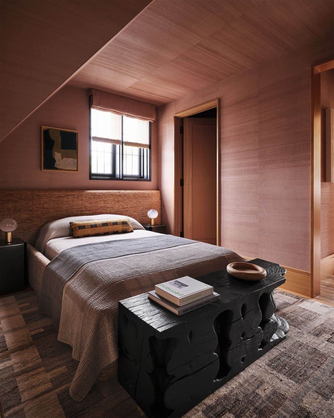 ELLE DECORのインスタグラム：「Houses, like people, deserve a second chance. And this 9,000-square-foot Tudor Revival mansion got the crème de la crème of makeovers by the high priestess of Hollywood luxe: Kelly Wearstler (@kellywearstler). The project team, which included the architecture firm Lorne Rose (@lornerosearch), converted the historic Toronto home into a whimsy-inflected wonderland that stuns with its low-key glamour. “The house has an old soul, and we gave it a new spirit,” Wearstler says of the change. In the bedroom, the team crafted a low-to-the-ground primary bed whose headboard stretches well beyond the width of the mattress. It’s modern, it’s warm, and it’s everything we would want to wake up to each day.   Click the link in the bio to tour the rest of this Toronto home, as featured in our November 2023 issue. Written by @laurenomics. Photographed by @a_gaut.」