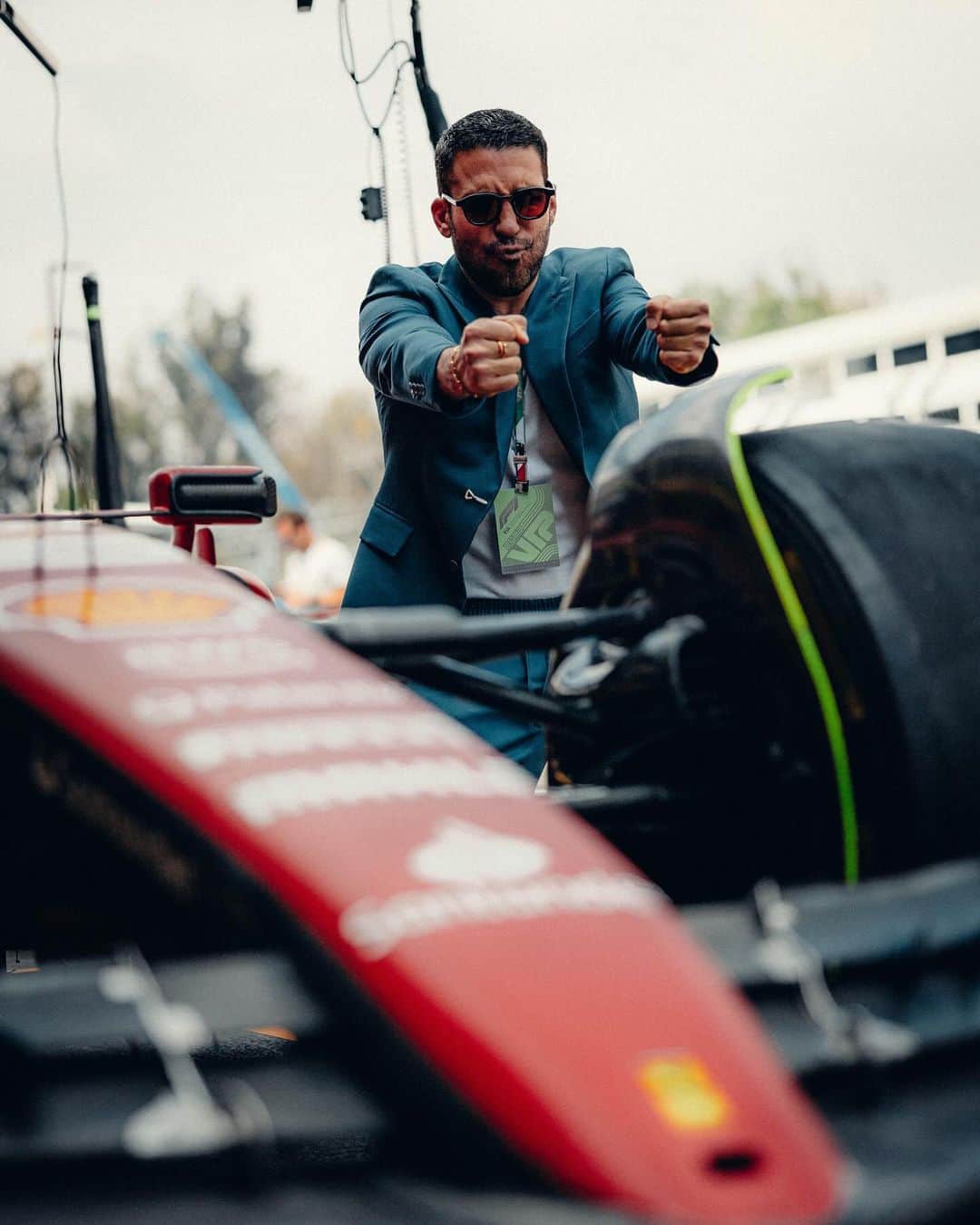 ミゲル・エンジェル・シルベストレのインスタグラム：「Getting ready @miguelangelsilvestre? 😉   #MexicoGP #F1」