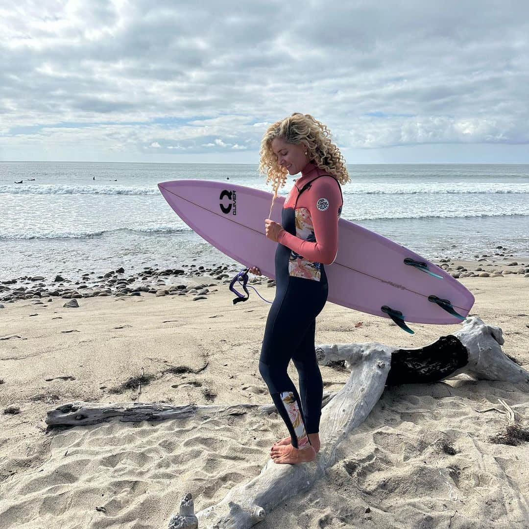 リンゼイ・ジャコベリスのインスタグラム：「Since I am home for a small beat, a few waves couldn’t hurt 😉」