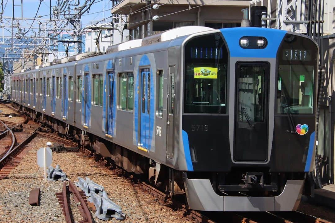 徳永ゆうきのインスタグラム：「. . 尼崎〜！ . -2023.10.01- . #鉄道写真 #撮り鉄 #鉄道好き #阪神電鉄 #阪神電車 #尼崎駅 #5700系 #ジェットシルバー #普通 #大阪梅田行き」