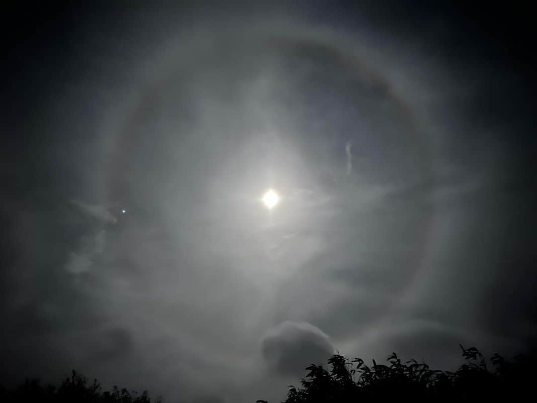 フィンクのインスタグラム：「Last day of recording today in beautiful west Cornwall and we were treated to this - I just walked out of the front door to take some air before bed and pointed my phone at the moon - there is no filter on this photo - it’s just a point and shoot …. Apparently it’s called a Lunar Halo -  Amazing - a strong and silent end to an awesome month …  Cannot wait to share what we’ve been doing next year …  F x」