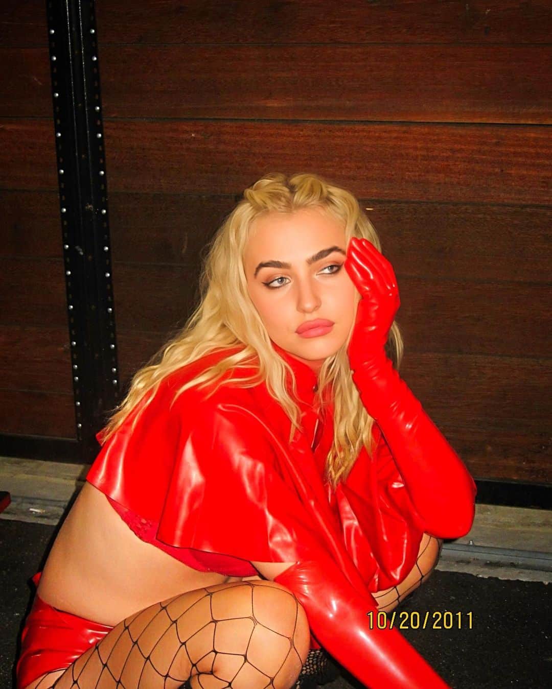 マティー・ノイズのインスタグラム：「red riding hood but it’s her evil twin ❣️👺🪓🩸」