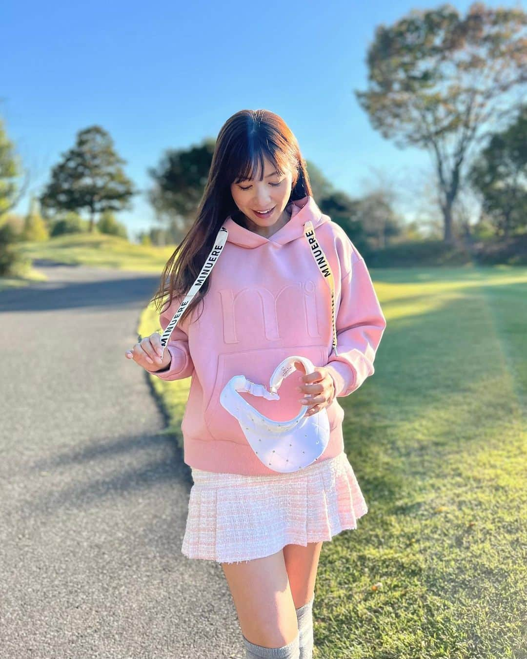 高沢奈苗さんのインスタグラム写真 - (高沢奈苗Instagram)「.  上下 @minuere_golf でガーリーコーデ💖  かわいい @marika__sato が手がける新しいブランドで、パステルカラーが好きな私にはツボなブランド🩷🤍🩵🥰  パーカーはユニセックスで、Sサイズ着てるけど、少しゆったりサイズ！ でも冬は少しぶかっと着るのがまたかわいかったりするよね🤍🤍🤍  ブラックもあるのでペアコーデとか楽しめて普段使いも🙆‍♀️💡  ツイードスカートは形がめっちゃ綺麗✨ インパン付きなのも嬉しい☺️♡  .  .  #minuére #golffashion #minueregolf #ミヌエールゴルフ #ゴルフ女子 #秋ゴルフコーデ #冬ゴルフコーデ #パーカーファッション #ピンクコーデ」10月28日 6時59分 - nanaetakasawa