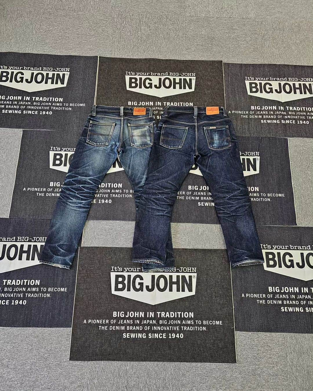 BIG JOHNさんのインスタグラム写真 - (BIG JOHNInstagram)「スタッフのRARE LOVEです。 M104G(23oz Regular Straight) 23,000円(税込25,300円)、30in穿き込み211日目となります。  左:M106G(23oz) 29in 366日着用保管中 右:M104G(23oz) 30in 本日で211日着用 今回で23oz 4着目の穿き込みとなります。  🌟M106G  29in  366日　保管中🌟 2019.3.1～2020.2.29  着用前日水洗い→3か月後水洗い→4か月後水洗い→5か月後水洗い後保管　　全て10分間.天日干し  ❇️M104G(Regular Straight)  30in 211日目❇️ 着用前日までに水洗い10分間　天日干し→裾上げ 2023.4.1～ 2023.7.31 ぬるま湯に5分浸しながら押し洗い+水洗い10分、天日干し  ◽️A pioneer in Japanese Jeans   -BIG JOHN-    from KOJIMA to the world ◽️  RARE LOVE (staff)  Thank you for checking our posts 🙏  LEFT:  M106G (23oz) 29in 〈Day366 and now during storage〉  RIGHT: M104G(23oz) 30in 〈Day 211〉   #bigjohnjeans#deim#denimhead #23oz#穿き込み#23オンス#denimfades#rawdenim#selvage#selvagedenim　#ヘビーオンス#国産ジーンズ#児島ジーンズ　#Japanesedenim #kojima#ビッグジョン#denimstyle #ビッグジョンジーンズ#デニム#国産#denimjeans#児島#365daysoffade #エイジング#経年変化#レアジーンズ#drydenim#japandenim#denimlovers#denimporn」10月28日 7時00分 - bigjohnjeans