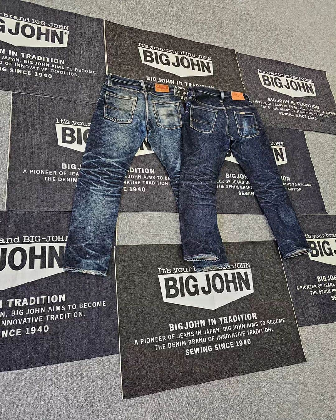 BIG JOHNさんのインスタグラム写真 - (BIG JOHNInstagram)「スタッフのRARE LOVEです。 M104G(23oz Regular Straight) 23,000円(税込25,300円)、30in穿き込み211日目となります。  左:M106G(23oz) 29in 366日着用保管中 右:M104G(23oz) 30in 本日で211日着用 今回で23oz 4着目の穿き込みとなります。  🌟M106G  29in  366日　保管中🌟 2019.3.1～2020.2.29  着用前日水洗い→3か月後水洗い→4か月後水洗い→5か月後水洗い後保管　　全て10分間.天日干し  ❇️M104G(Regular Straight)  30in 211日目❇️ 着用前日までに水洗い10分間　天日干し→裾上げ 2023.4.1～ 2023.7.31 ぬるま湯に5分浸しながら押し洗い+水洗い10分、天日干し  ◽️A pioneer in Japanese Jeans   -BIG JOHN-    from KOJIMA to the world ◽️  RARE LOVE (staff)  Thank you for checking our posts 🙏  LEFT:  M106G (23oz) 29in 〈Day366 and now during storage〉  RIGHT: M104G(23oz) 30in 〈Day 211〉   #bigjohnjeans#deim#denimhead #23oz#穿き込み#23オンス#denimfades#rawdenim#selvage#selvagedenim　#ヘビーオンス#国産ジーンズ#児島ジーンズ　#Japanesedenim #kojima#ビッグジョン#denimstyle #ビッグジョンジーンズ#デニム#国産#denimjeans#児島#365daysoffade #エイジング#経年変化#レアジーンズ#drydenim#japandenim#denimlovers#denimporn」10月28日 7時00分 - bigjohnjeans