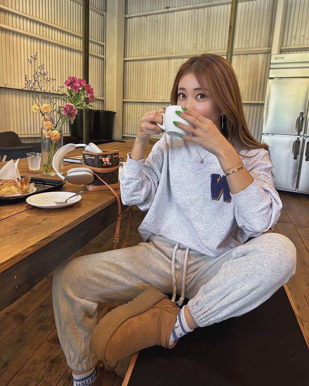 -LIFE IS FUN-のインスタグラム：「🪑☕️🍪🥕🤎  ※コーヒーは飲みません  長男はじめての運動会🤒 何とか回復したので 行ってくるー！！！🔥  素敵な１日になりますように👦🏽🫶🏼💕 質問多かった身長は多分125cmくらいかな、、 靴も21cmだし着々と近付いてきてる😭 けど、まだまだ中身はばぶちゃん👶🏻 １人目は何歳になってもやっぱり特別よね🥹✨  👩🏼 tops @kuranosukeofficial  bottom @_maliraj_  boots @uggjapan  #親子コーデ #リンクコーデ #シミラールック #家族リンク #家族コーデ #ブラウンコーデ #デニムコーデ #30代ママ #ママコーデ #秋コーデ#お揃い #3兄妹#愛娘 #family#ugg」