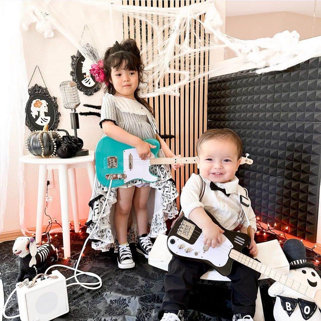 Fender Guitarのインスタグラム：「#HalloRockstar! This is your reminder to dress to impress in your best rockstar attire for a chance to win an incredible prize. We've partnered with @fender for this incredible Halloween Contest and we want you, your kids and family to participate! Let’s have more kids be rockstars this year 🎸🎃⁠ ⁠ 👉🏼 Winner will receive a FULL SIZE, 6-string Fender Player Stratocaster in Black (‼️) AND a Fender x Loog Stratocaster (so you and your kid can both rock matching guitars). Here’s how to take part: ⁠ ⁠ 1. Follow both @LoogGuitars and @Fender on Instagram.⁠ 2. Dress up as a rockstar (you or your family) and snap a pic - you can also repost one from the past! Check out our stories for inspo ✨⁠ 3. Upload the picture to your feed, tag @LoogGuitars, tag @Fender, and use the hashtag #HalloRockstar ⁠ 4. For a double chance to be a finalist, comment on this post tagging a friend and challenging them to enter! ⁠ ⁠ Please check the link in bio to read all this contest’s official rules 👉🏼⁠ ⁠ 🗓 Contest closes on November 1st. ⁠ 👉🏼 On November 3rd we will select the finalists. ⁠ ⭐️ The top finalists will be announced on November 8th, with a 24-hour voting period in our Instagram stories. ⁠ 🏆 One lucky winner will be announced on Friday, November 10th. ⁠ ⁠ 🇺🇸 🇨🇦 This contest is open to rockstars residing in the United States and Canada (with the exception of Quebec). ⁠ ⁠ ⚠️ We will contact the finalists and the winner via Instagram from our official Instagram account, @LoogGuitars – this is the ONLY OFFICIAL ACCOUNT. Please be aware of fake accounts. ⚠️⁠ ⁠ 👻🎃 ⁠We're LOVING all the entries so far, so keep 'em coming! Happy spooky rockin'!  #fender #halloween #halloweencostume #halloweenidea #halloweencontest #halloweenprize #halloweencostumes #halloweeninspo #rockstarhalloween #rockstar #rockstars #stratocaster #fenderstratocaster #spookyseason #spooky」