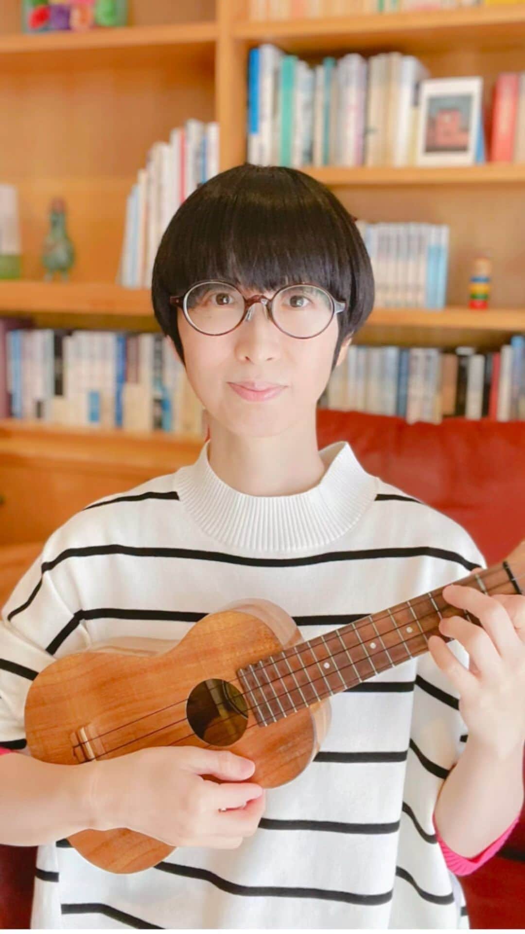 のインスタグラム：「おはようございます。秋深くなると温泉！行きたくなりますよね。そんな気持ちを「お風呂で歌えば」にこめました^_^この曲は、くまもと・ふろモーション課公式PRソングで、くまモンがおじいさんに入浴マナーを教えてもらう「くまモンの休日」に使用されています。「♪お風呂に入ろう　♪ザブンと入ろう」の箇所にぜひおっかけでコーラスしてみてくださいね。  Good morning.  Hot springs in deep autumn! It makes you want to go. I sing those feelings into the song "Singing in the Bath." This song is the official PR song of the Kumamoto Furo Motion Division. It is a video of Kumamon being taught bathing manners by an old man, "Kumamon's Holiday." Please feel free to sing the chorus to the part where "Let's take a bath. Let's take a bath."  #ウクレレ #ウクレレ弾き語り #ウクレレのある生活 #ウクレレ好きな人と繋がりたい #ウクレレカバー  #つじあやの #弾き語り #ウクレレ #風になる #くまモン#ukulelelove #ukulele #ukuleles #ukulelecover #ukulelesongs #ukuleleplayer #ukulelemusic  #ukulelemusic」