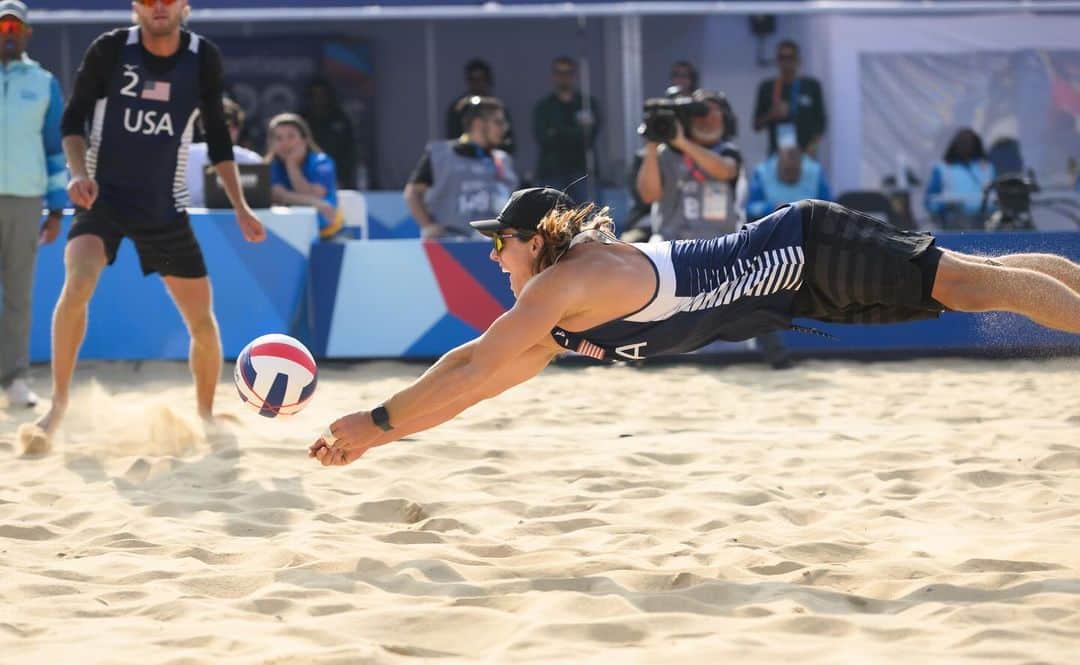 USA Volleyballのインスタグラム：「Logan Webber and Hagen Smith push the bronze medal match to three sets, but lose to host team and world No. 22 Grimalt/Grimalt 🇨🇱 2-1 (21-14, 18-21, 15-12)  It’s a 4th place finish for the U.S. men’s pair at the 2023 Pan Am Games   📸 @teamusa   #santiago2023 @santiago2023oficial」