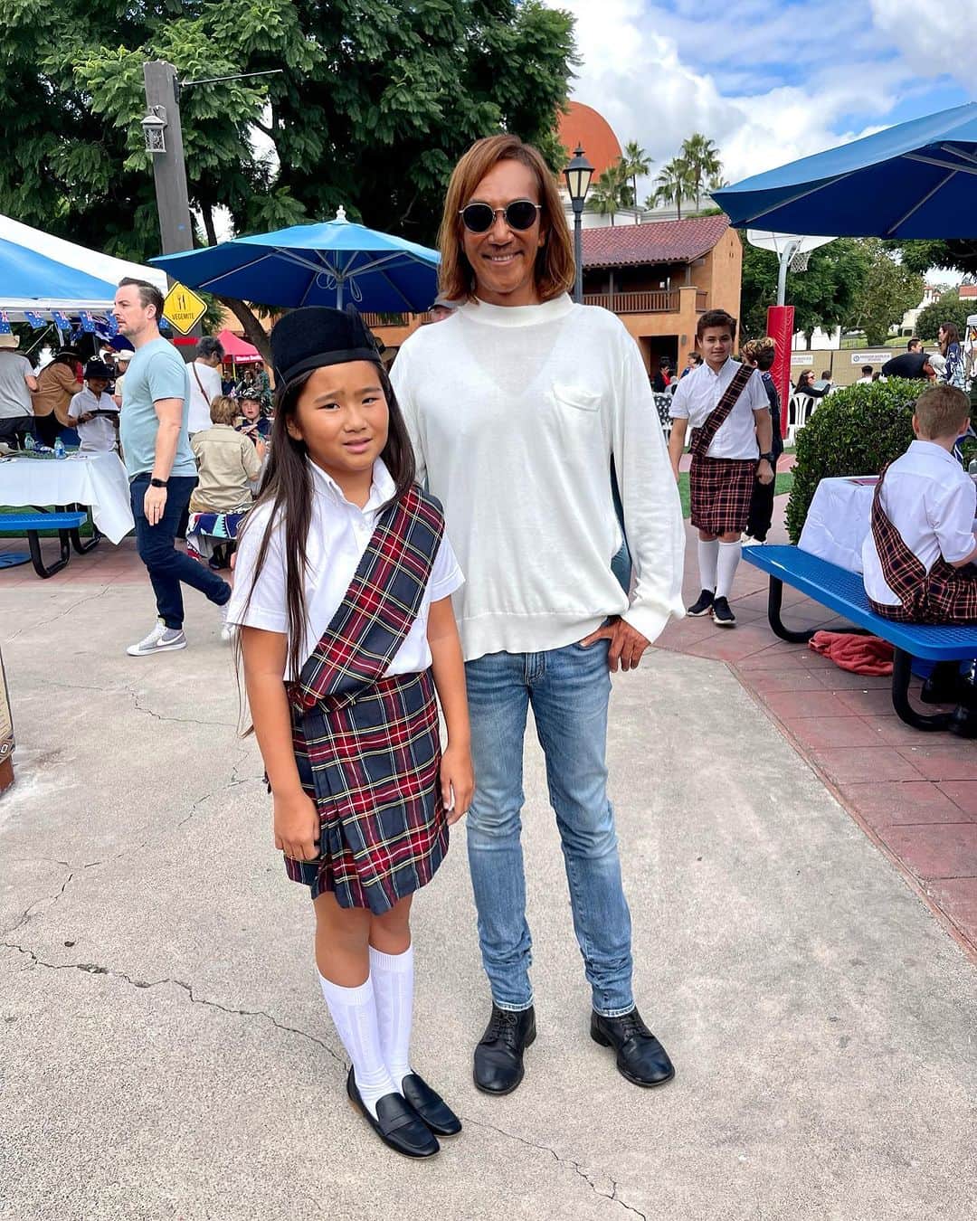 北紺守彦さんのインスタグラム写真 - (北紺守彦Instagram)「🌍United Nations Day  今日は 学校のイベントで  👧Moanaのクラスは 🏴󠁧󠁢󠁳󠁣󠁴󠁿スコットランドの歴史を学び その国の伝統舞踊をしました❗️  各学年で様々な国の発表がありました オーストラリア🇦🇺 イタリア🇮🇹 インド🇮🇳 アメリカ🇺🇸etc  みんな可愛いね❣️  日本🇯🇵もありましたが… ちょっと違うかな？ 😉 今度 僕達が担当して 教えてあげようかな😃笑  去年は 見学に来ましたが 今年は 発表する側になり 1年の変化に驚いています 子供の成長は早いですね！(◎_◎;)  子供達は 🌍色んな国の友人との関わりを通じて 社会的なスキルを発達させることができますね  多様性が自然に身に付くと思います  家族や友人との関係を築き コミュニケーションや協力の能力が身につき また 学校やコミュニティの中で 他人との交流を通じて自己表現し 共感や 思いやりを学ぶこともできますね  教育の事も考えて🇺🇸カリフォルニアに移住しましたが  改めて素晴らしい学校で カリフォルニアに来て良かったです👨‍👩‍👧  これからの👧Moana  そして 子供達の成長が楽しみですね♪  #united  #nation  #多様性  #ダイバーシティ  #japan  #scotland  #america  #amazing」10月28日 7時05分 - morihiko.kitakon
