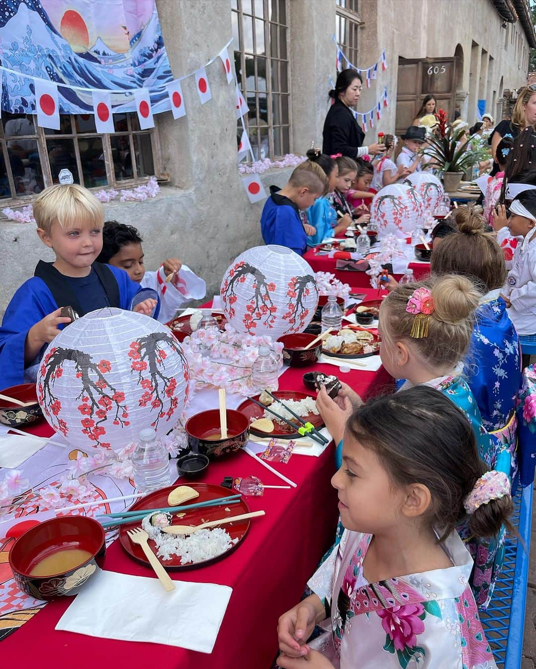 北紺守彦さんのインスタグラム写真 - (北紺守彦Instagram)「🌍United Nations Day  今日は 学校のイベントで  👧Moanaのクラスは 🏴󠁧󠁢󠁳󠁣󠁴󠁿スコットランドの歴史を学び その国の伝統舞踊をしました❗️  各学年で様々な国の発表がありました オーストラリア🇦🇺 イタリア🇮🇹 インド🇮🇳 アメリカ🇺🇸etc  みんな可愛いね❣️  日本🇯🇵もありましたが… ちょっと違うかな？ 😉 今度 僕達が担当して 教えてあげようかな😃笑  去年は 見学に来ましたが 今年は 発表する側になり 1年の変化に驚いています 子供の成長は早いですね！(◎_◎;)  子供達は 🌍色んな国の友人との関わりを通じて 社会的なスキルを発達させることができますね  多様性が自然に身に付くと思います  家族や友人との関係を築き コミュニケーションや協力の能力が身につき また 学校やコミュニティの中で 他人との交流を通じて自己表現し 共感や 思いやりを学ぶこともできますね  教育の事も考えて🇺🇸カリフォルニアに移住しましたが  改めて素晴らしい学校で カリフォルニアに来て良かったです👨‍👩‍👧  これからの👧Moana  そして 子供達の成長が楽しみですね♪  #united  #nation  #多様性  #ダイバーシティ  #japan  #scotland  #america  #amazing」10月28日 7時05分 - morihiko.kitakon