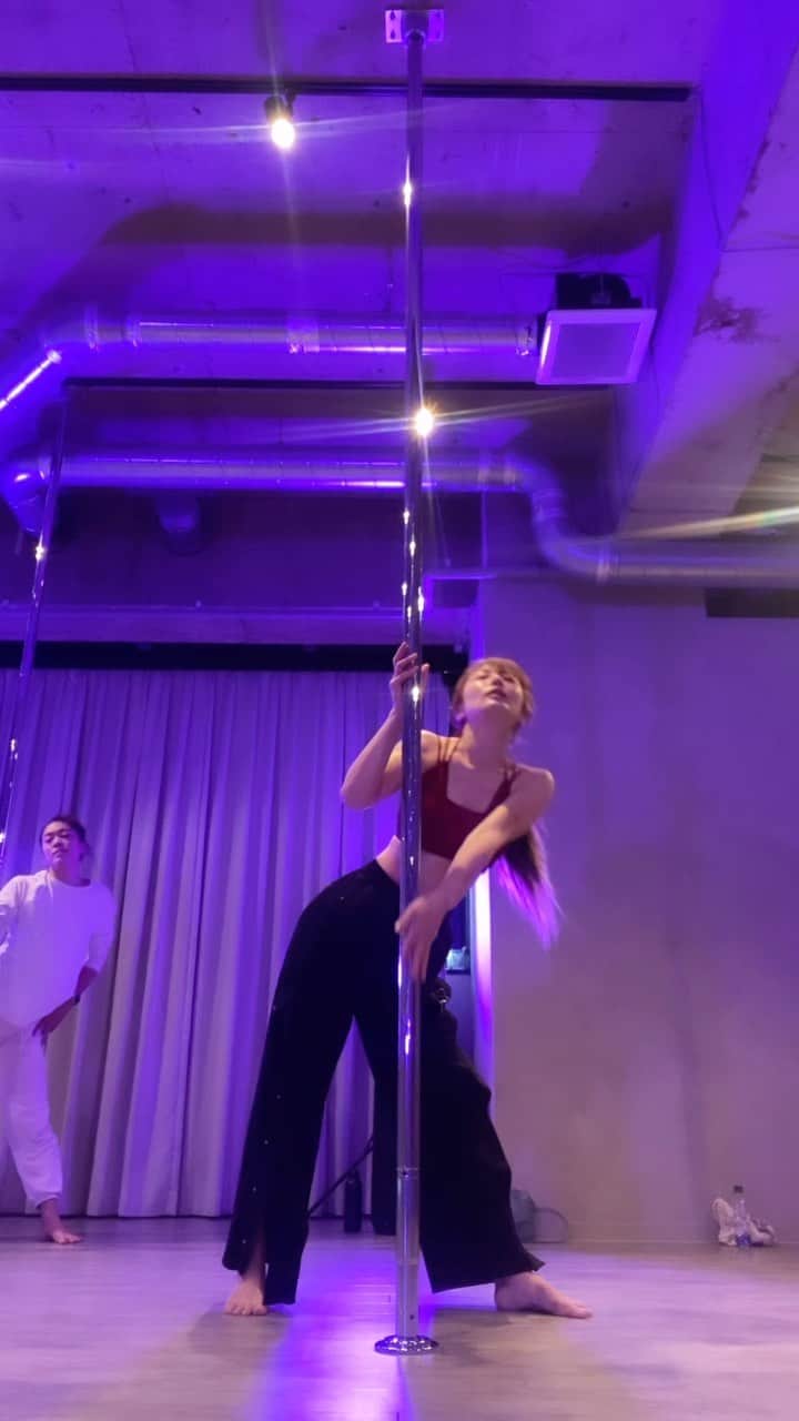 のインスタグラム：「@momopoledancer 先生と勝手にコラボ💖 と思ったら 先生　途中で踊らなくなるパターン😁 10月のフロアも楽しかった〜😍 最終週も参加予定だったのに 子供の体調不良により断念🥲 季節の変わり目🌾 体調管理に気をつけよう🍇  #pd #pole #poledance #始めて１年11ヶ月」